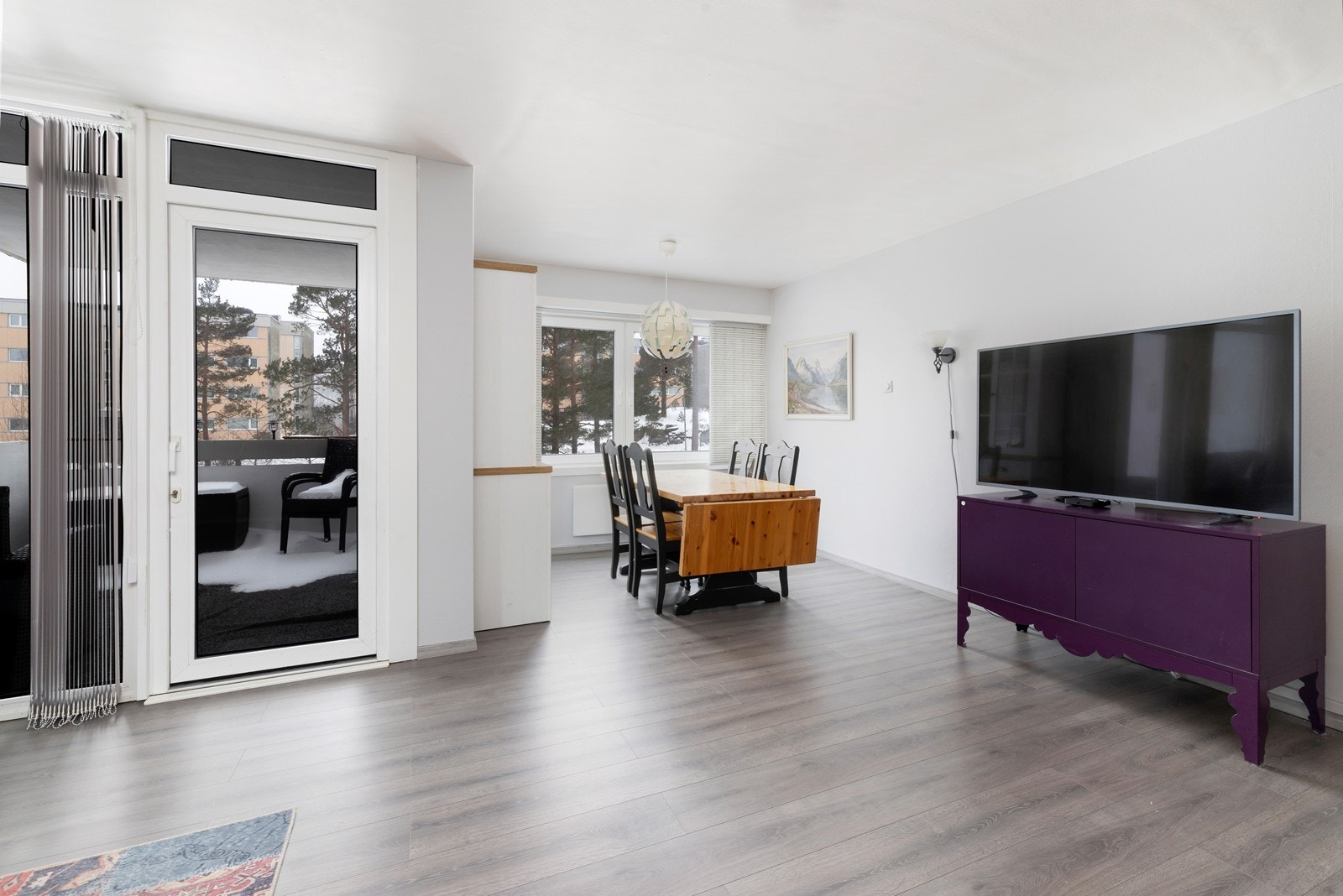 Fra stuen er det utgang til balkong vendt mot stille og rolig bakgård. Galleribilde