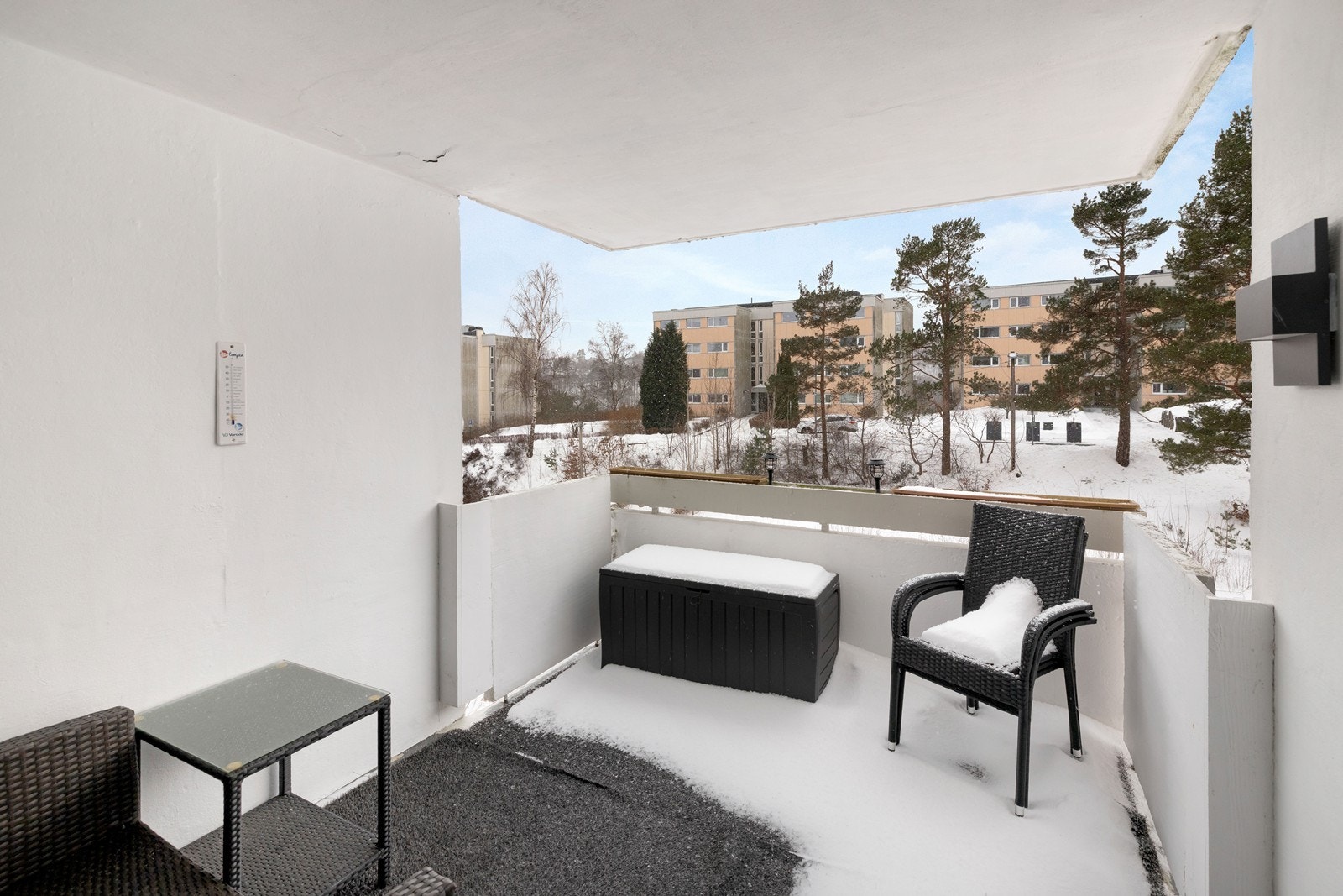 Balkong vendt mot stille og rolig bakgård. Galleribilde