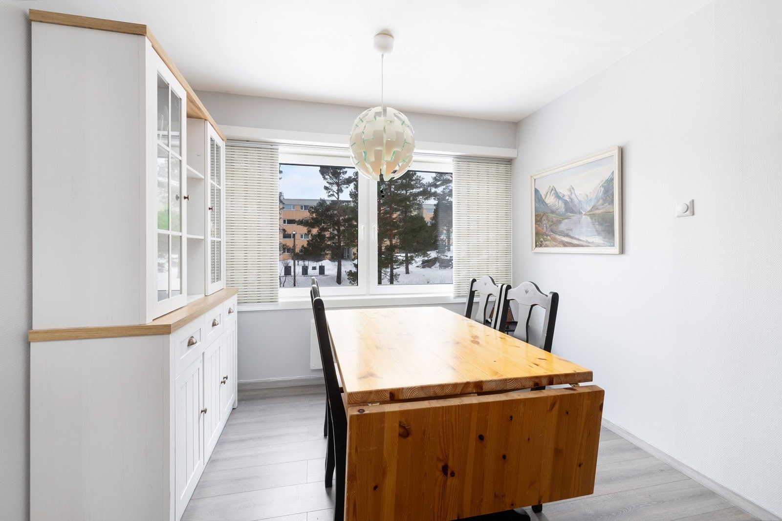 Spiseplass i stue. Galleribilde