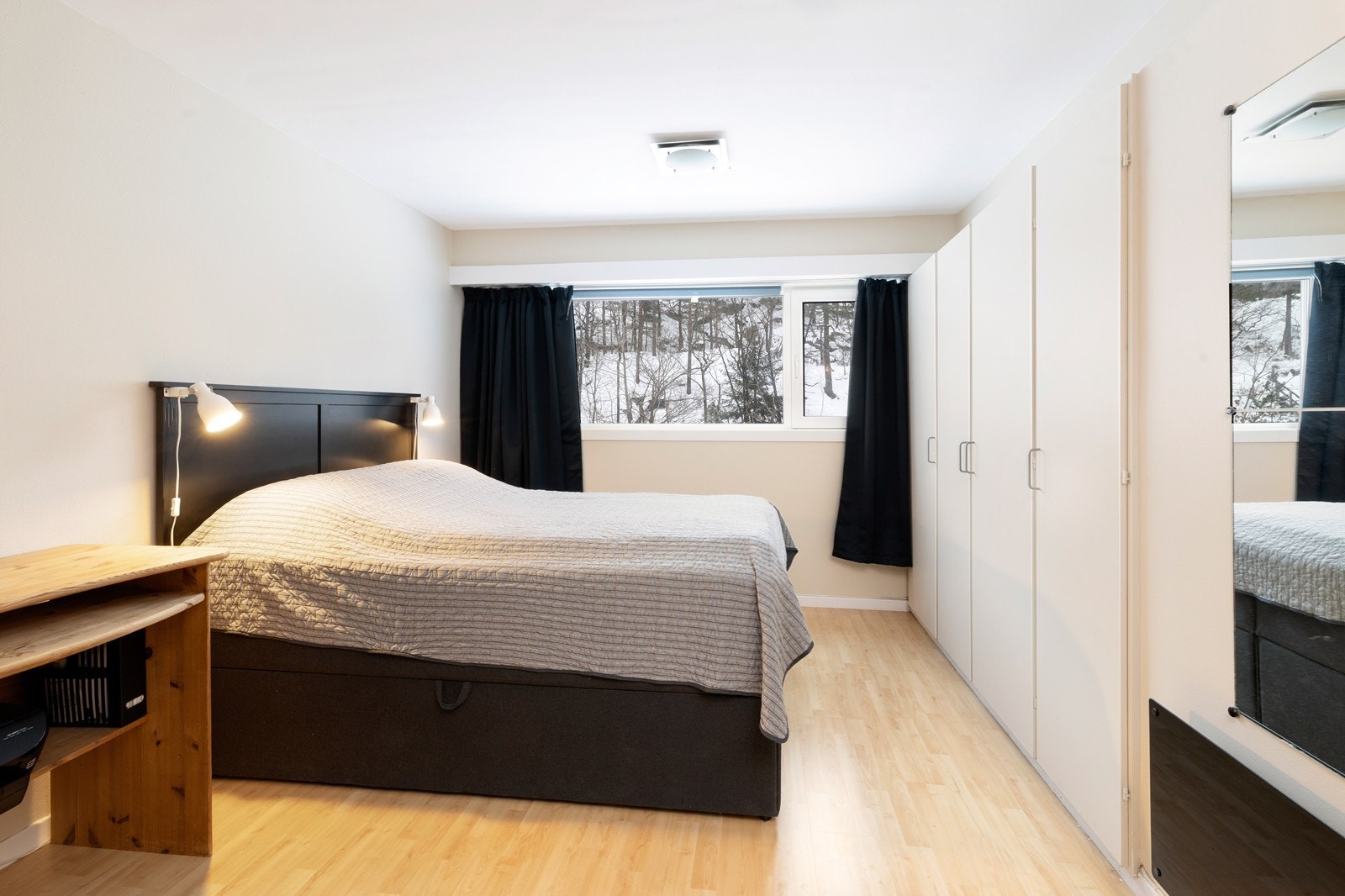 Soverom 1 med plassbygget skap. Galleribilde