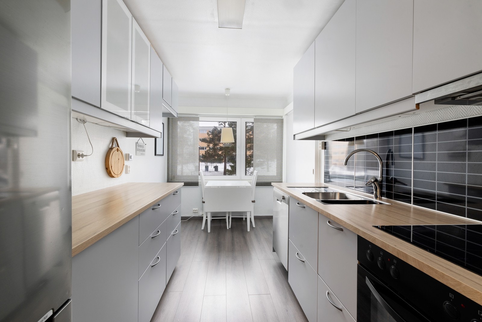 Godt med skap og benkeplass. Galleribilde