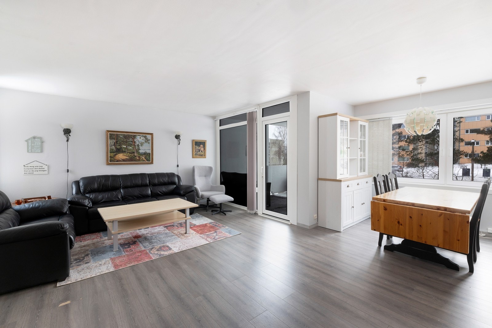 En lys og romslig 4-roms med pent kjøkken og bad og vestvendt veranda Galleribilde