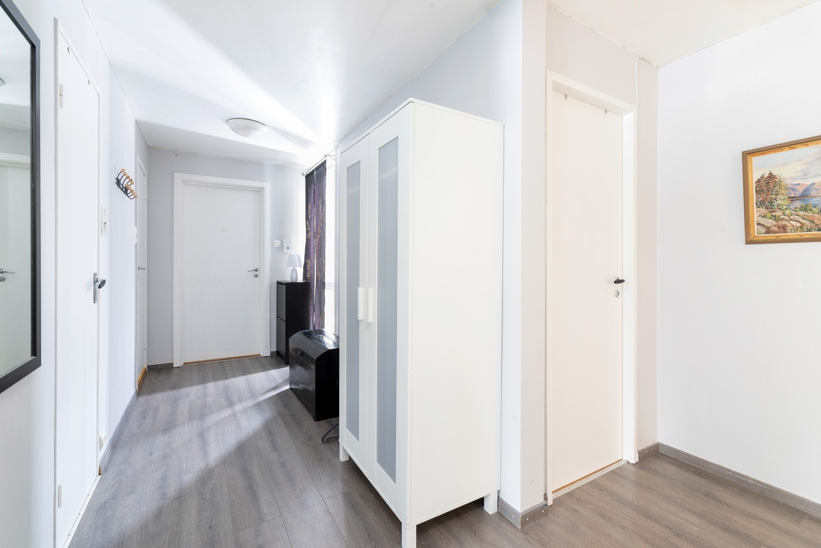 Lys og trivelig gang/entrè med laminatgulv. Galleribilde