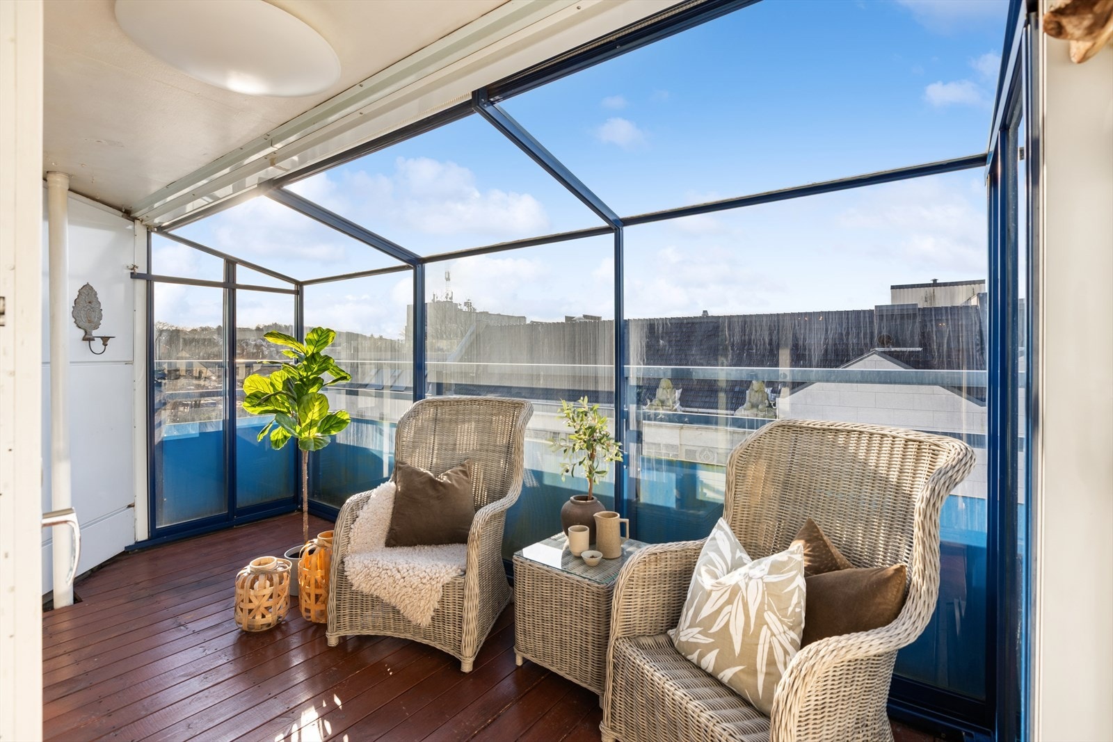 Innglasset balkong med god plass til utemøbler. Galleribilde