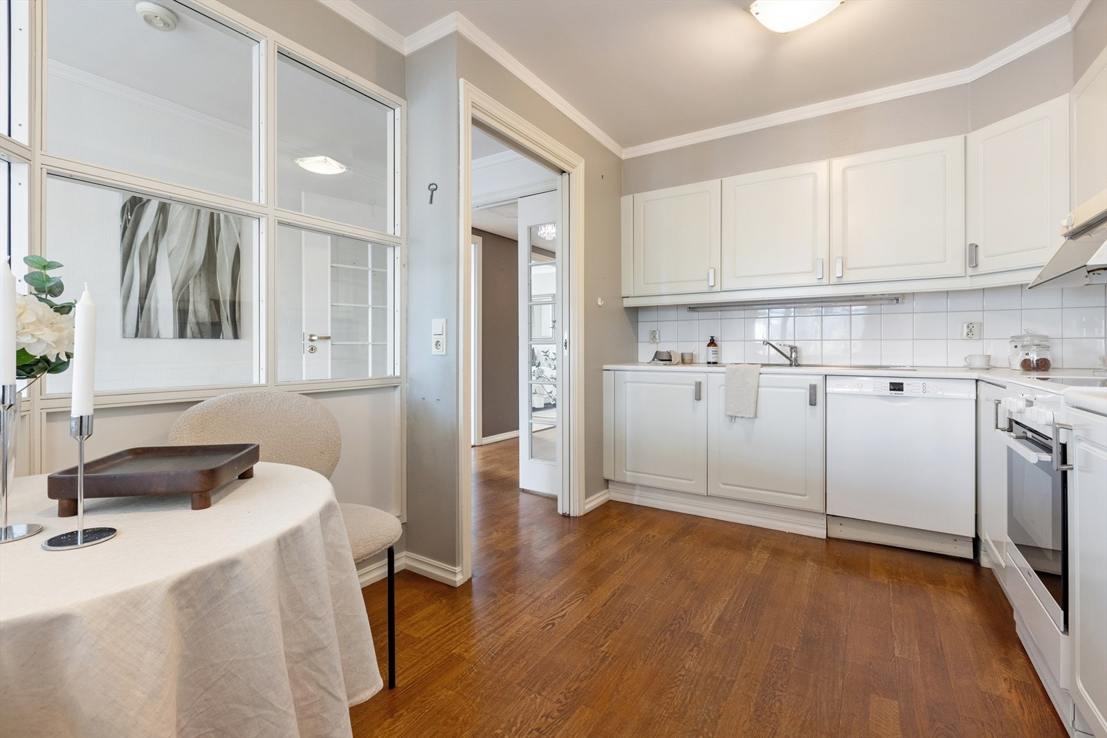 Kjøkkenet har meget bra med skap- og benkeplass. Galleribilde