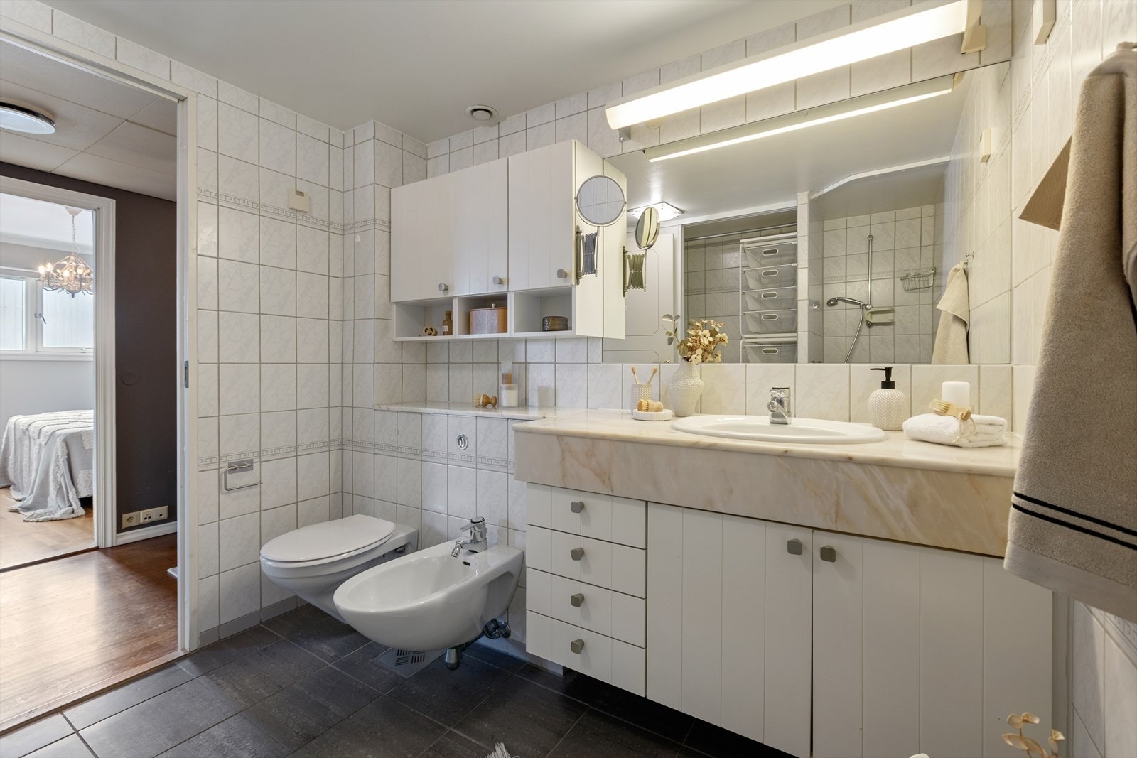 Baderommet er helfliset med elektriske varmekabler. Galleribilde