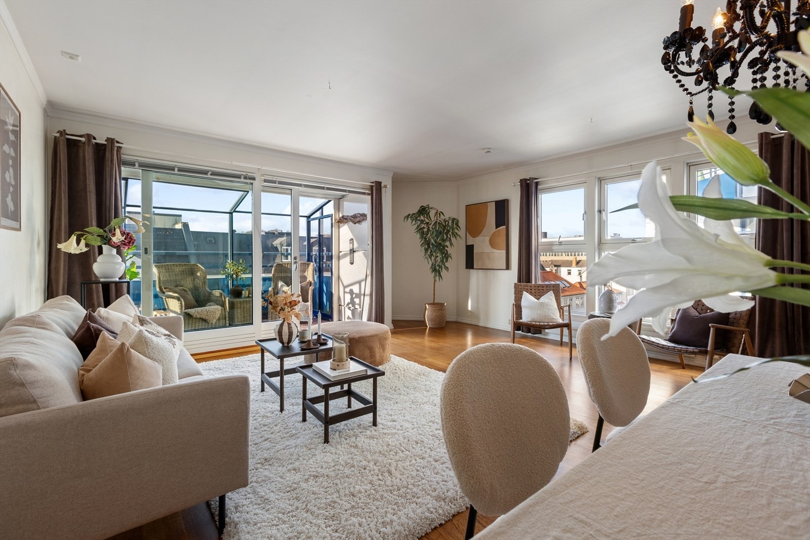 Stuen er romslig med god plass til både sofagruppe og spisestue. Utgang til innglasset balkong på 8 kvm. Galleribilde