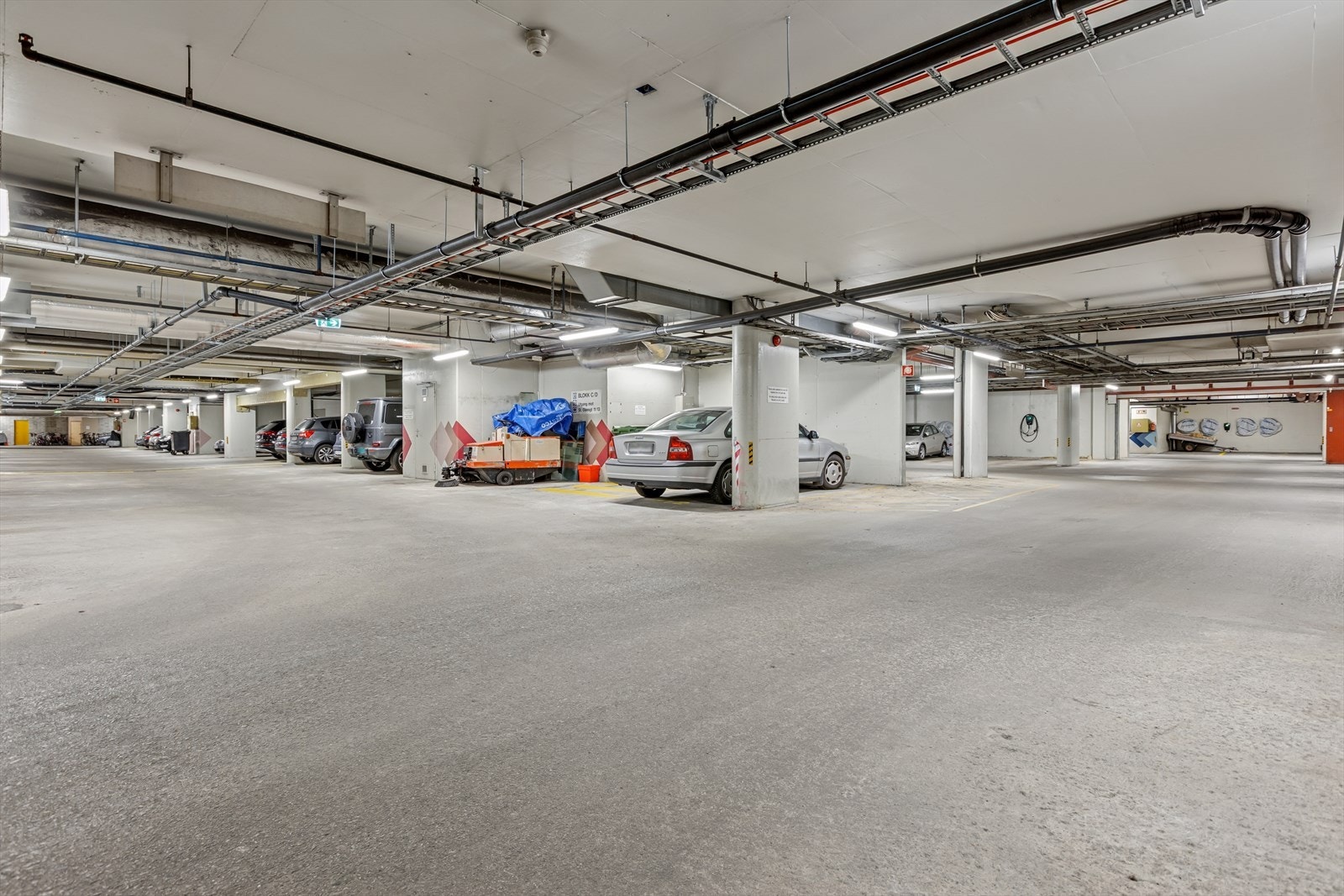 Parkeringsplass i felles garasjeanlegg. Galleribilde