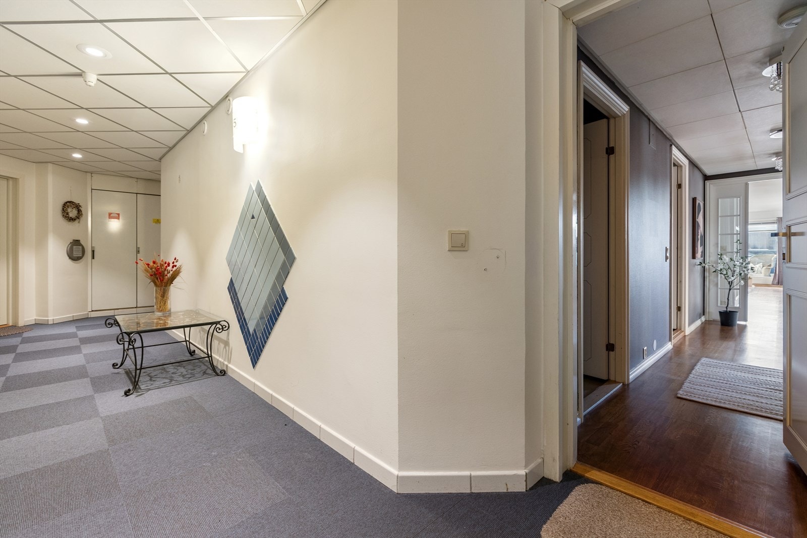 Inngang til leiligheten fra felles innvendig gang. Galleribilde