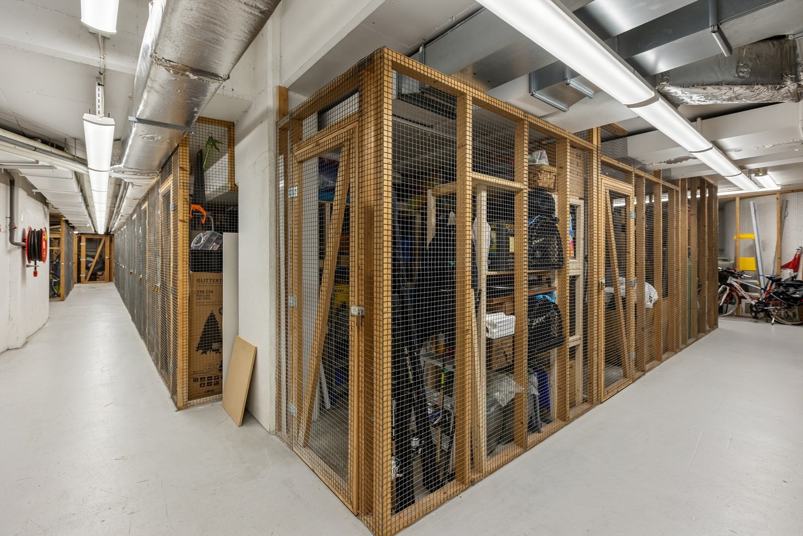 Bod i kjeller med nettingvegger. Galleribilde