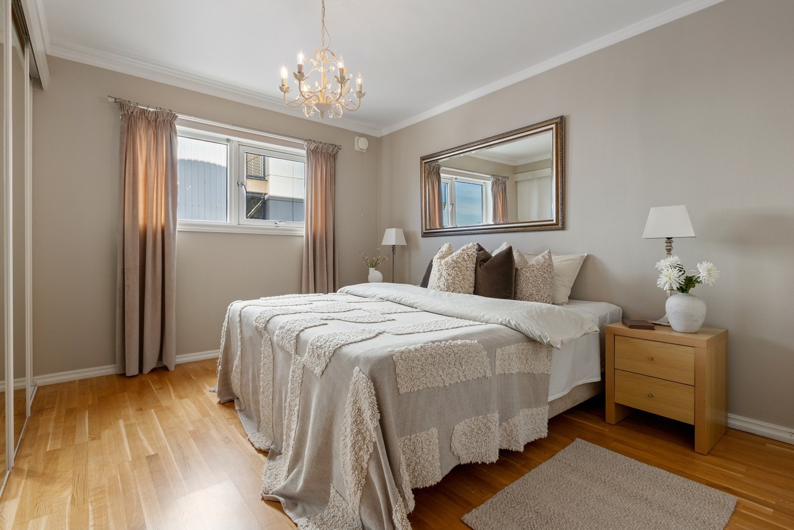 Hovedsoverommet har speilskyvedørsgarderobe med god oppbevaringsplass. Galleribilde