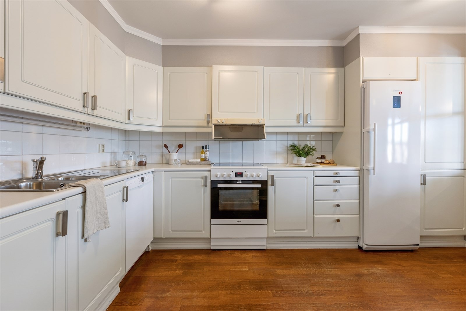 Kjøkkenet har profilerte fronter og benkeplate i laminat. Galleribilde