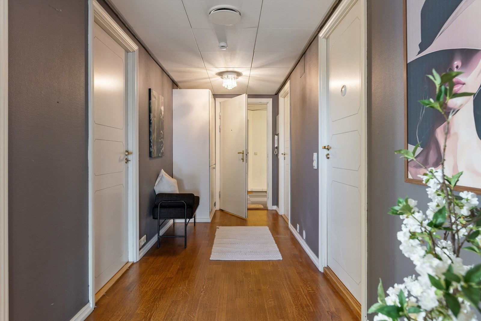 Entréen er utstyrt med garderobeskap som gir praktisk oppbevaring av yttertøy og sko, og skaper et ryddig førsteinntrykk. Galleribilde