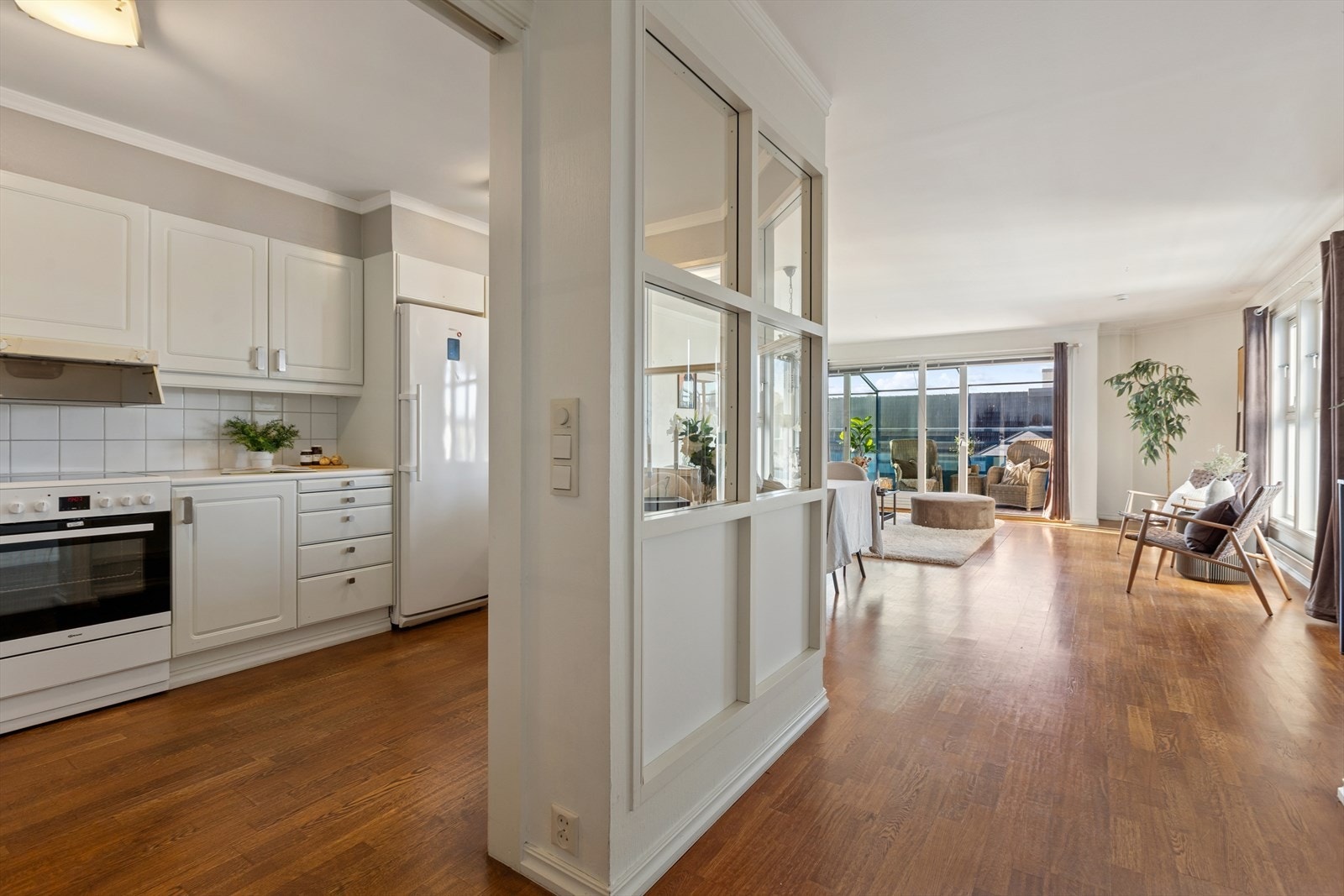 Delvis lukket løsning mot kjøkkenet, kombinert med glassvindu som gir rikelig lys og bevarer utsyn. Galleribilde