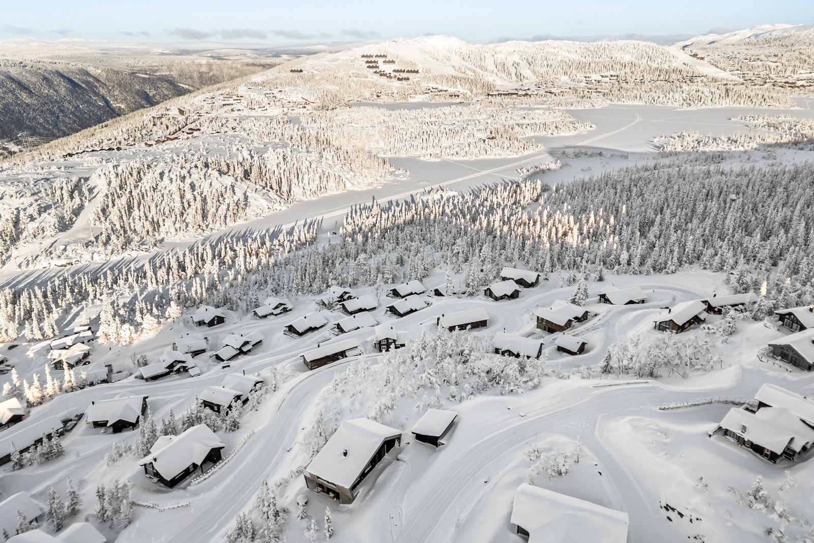 Dronebilde ut mot flotte fjell Galleribilde