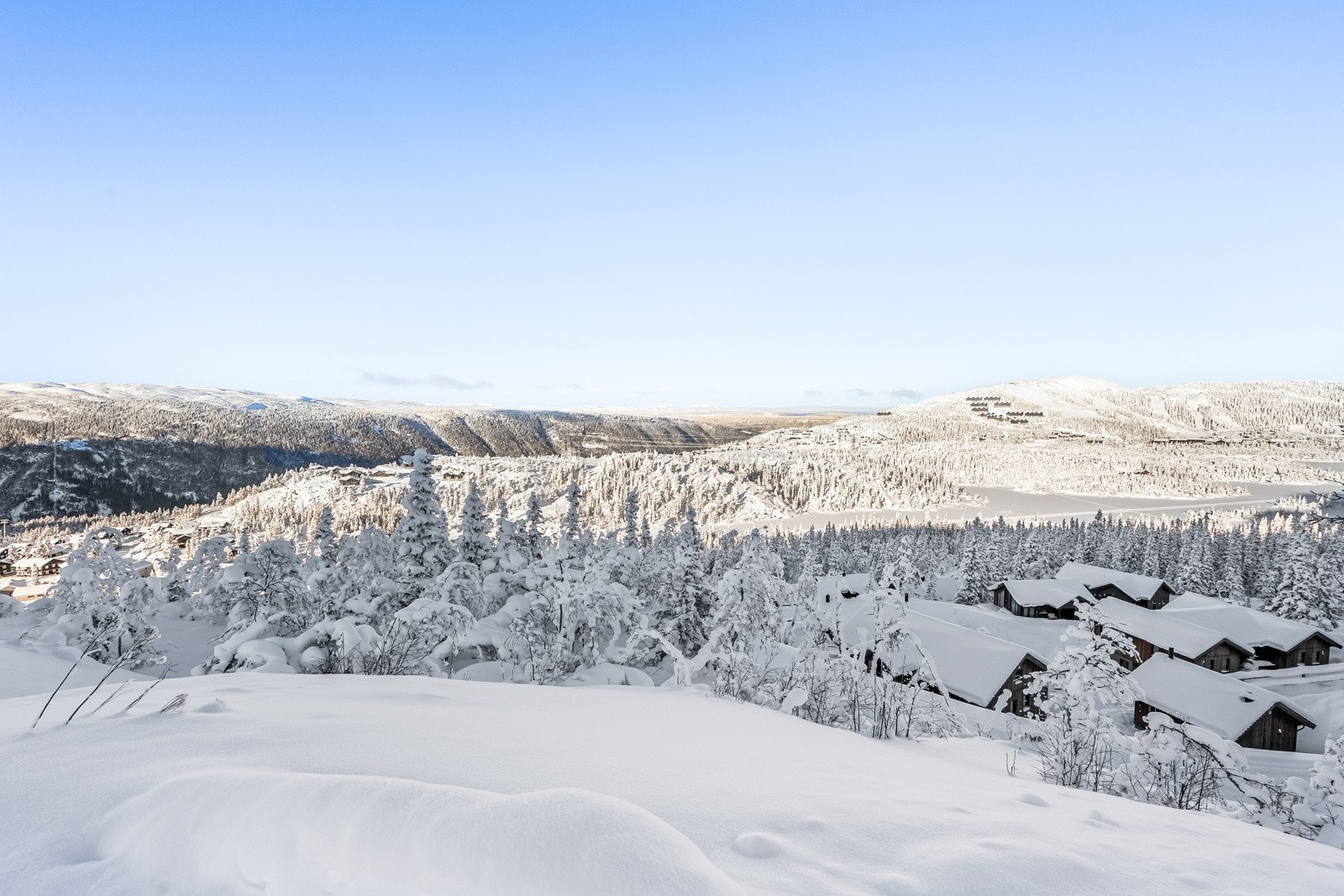 Tomten gir deg mulighet til å skape noe helt eget - med plass, utsikt og natur som ramme. Galleribilde