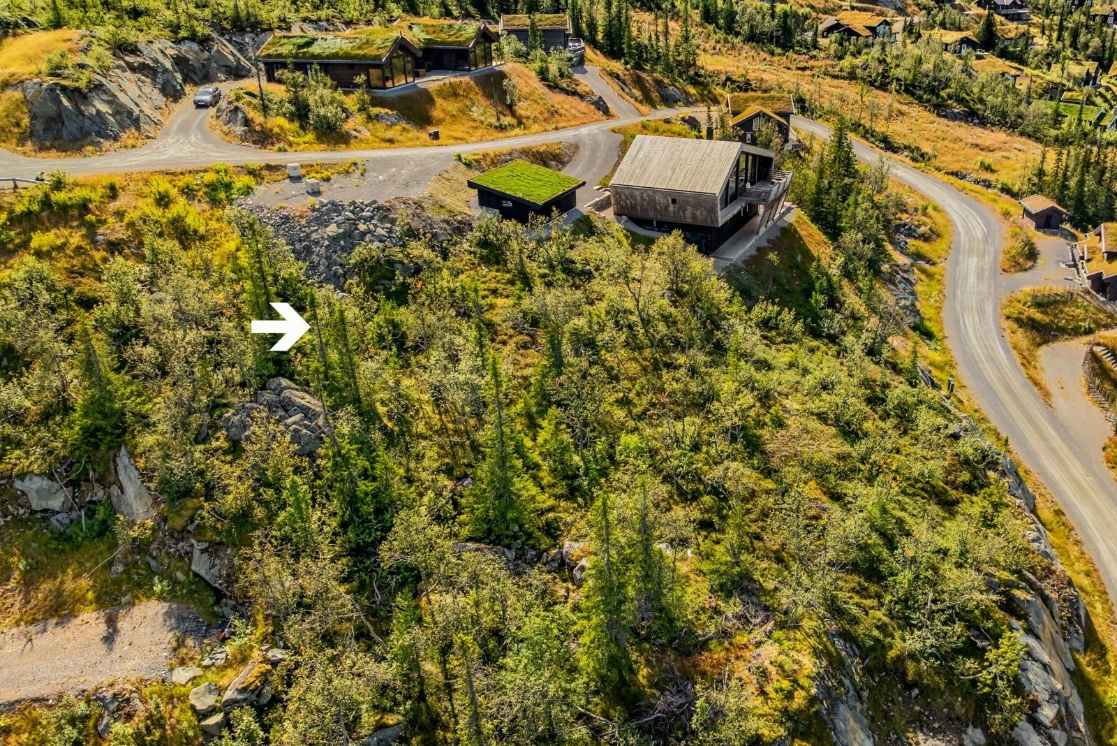 Tomten gir deg mulighet til å skape noe helt eget - med plass, utsikt og natur som ramme. Galleribilde