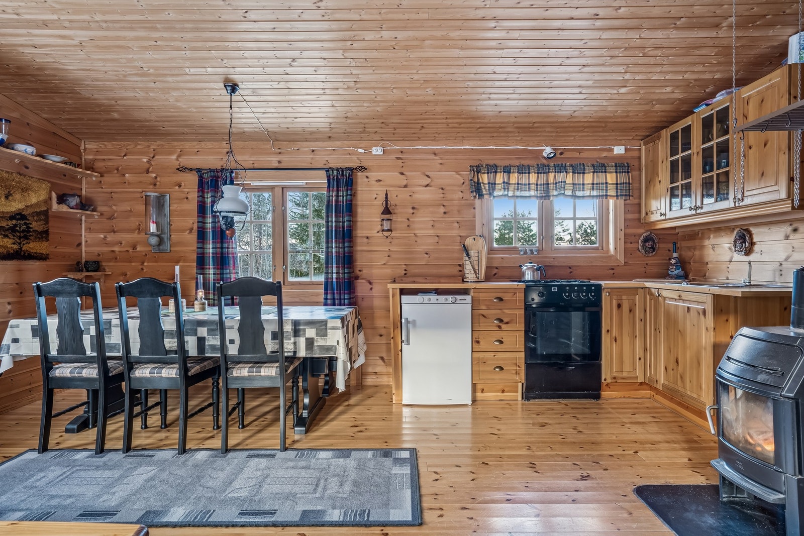 Stue og kjøkken i åpen løsning på ca. 26 kvm, med adkomst til romslig gang og utgang til terrassen. Galleribilde