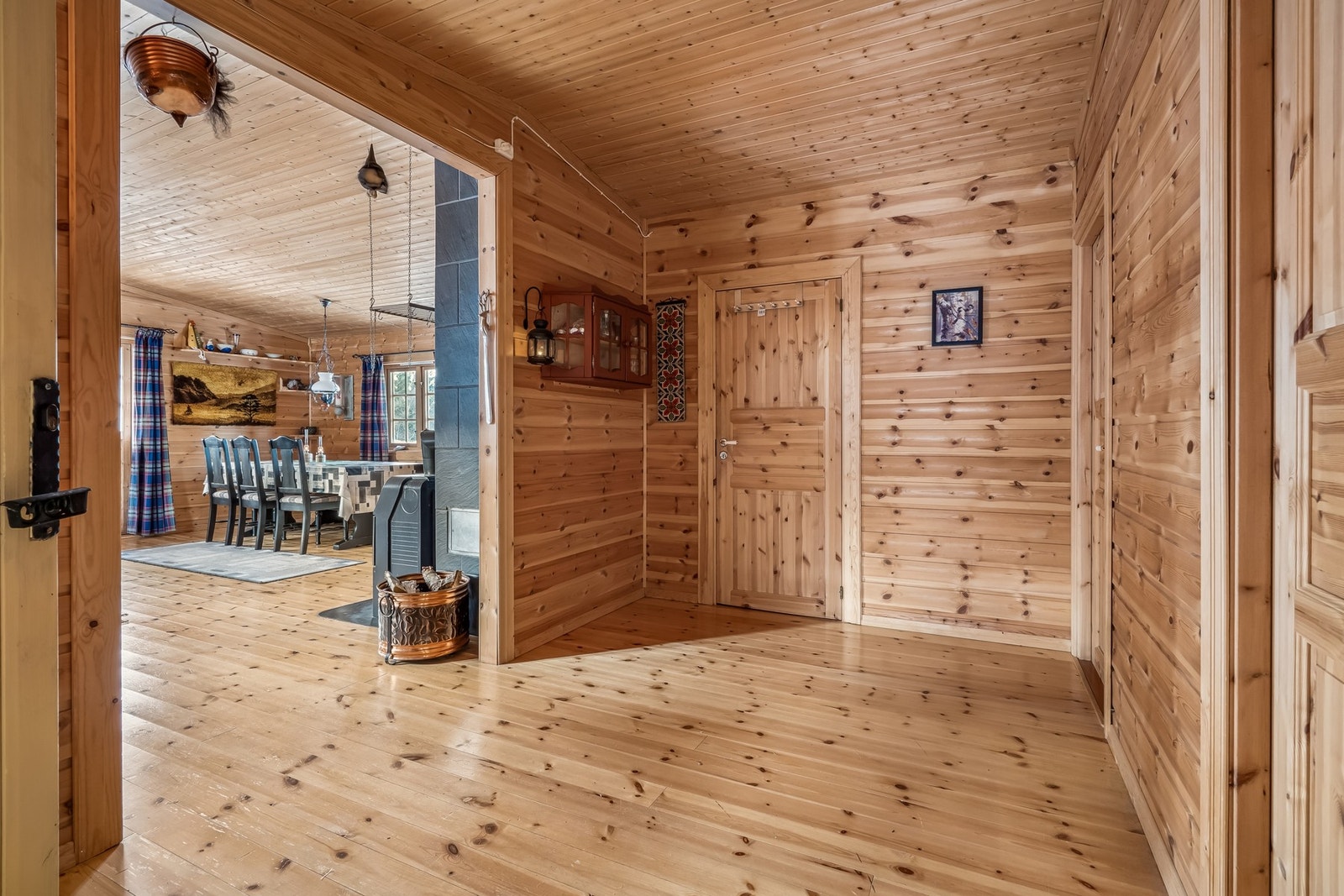 Romslig gang på ca. 8,7 kvm med god plass til oppbevaring. Galleribilde