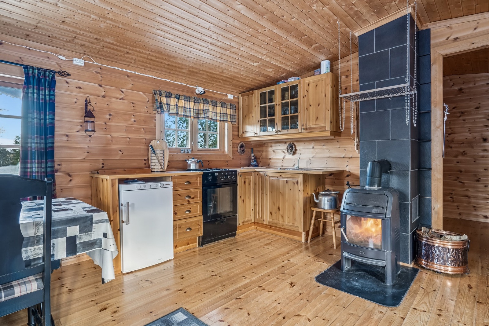 Vedovn i stuen som varmer opp hele hytta og gir en lun og ekte hyttefølelse. Galleribilde