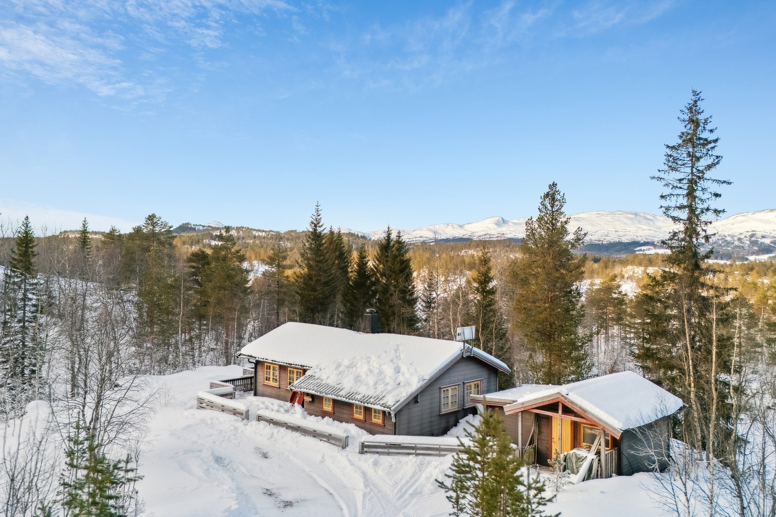 Uthus på eiendommen med oppgraderinger av nyere dato. Galleribilde