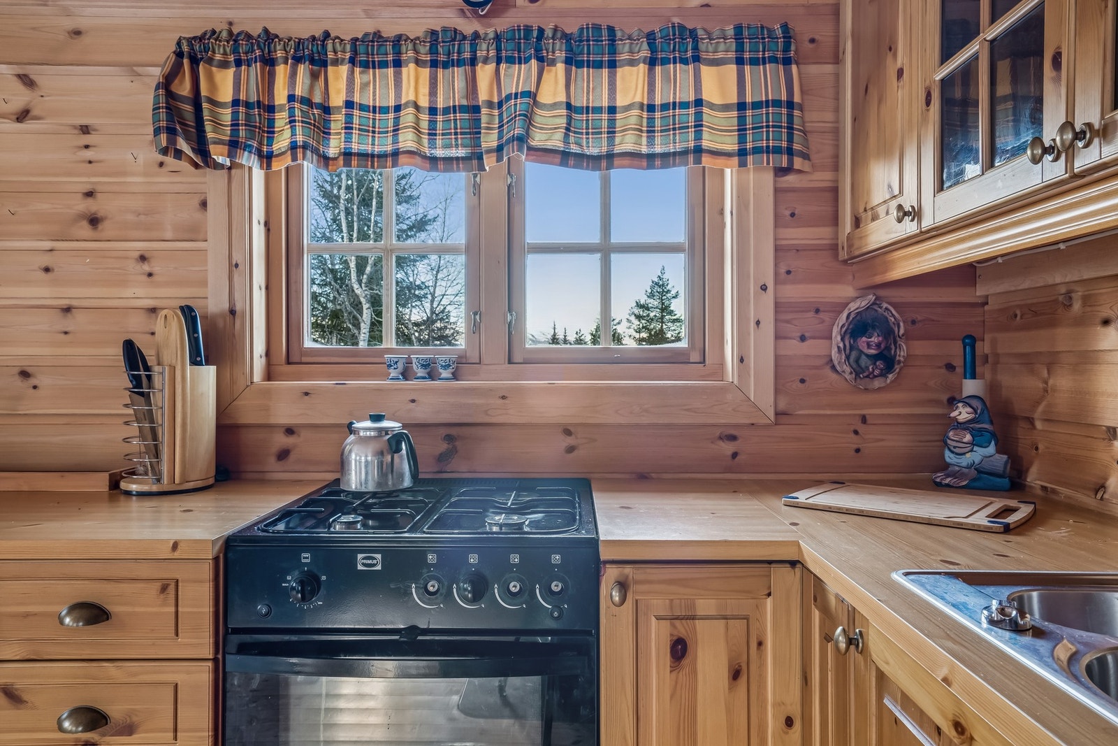 Praktisk kjøkken godt med skap- og benkeplass, samt flott utsikt mot fjellene Galleribilde