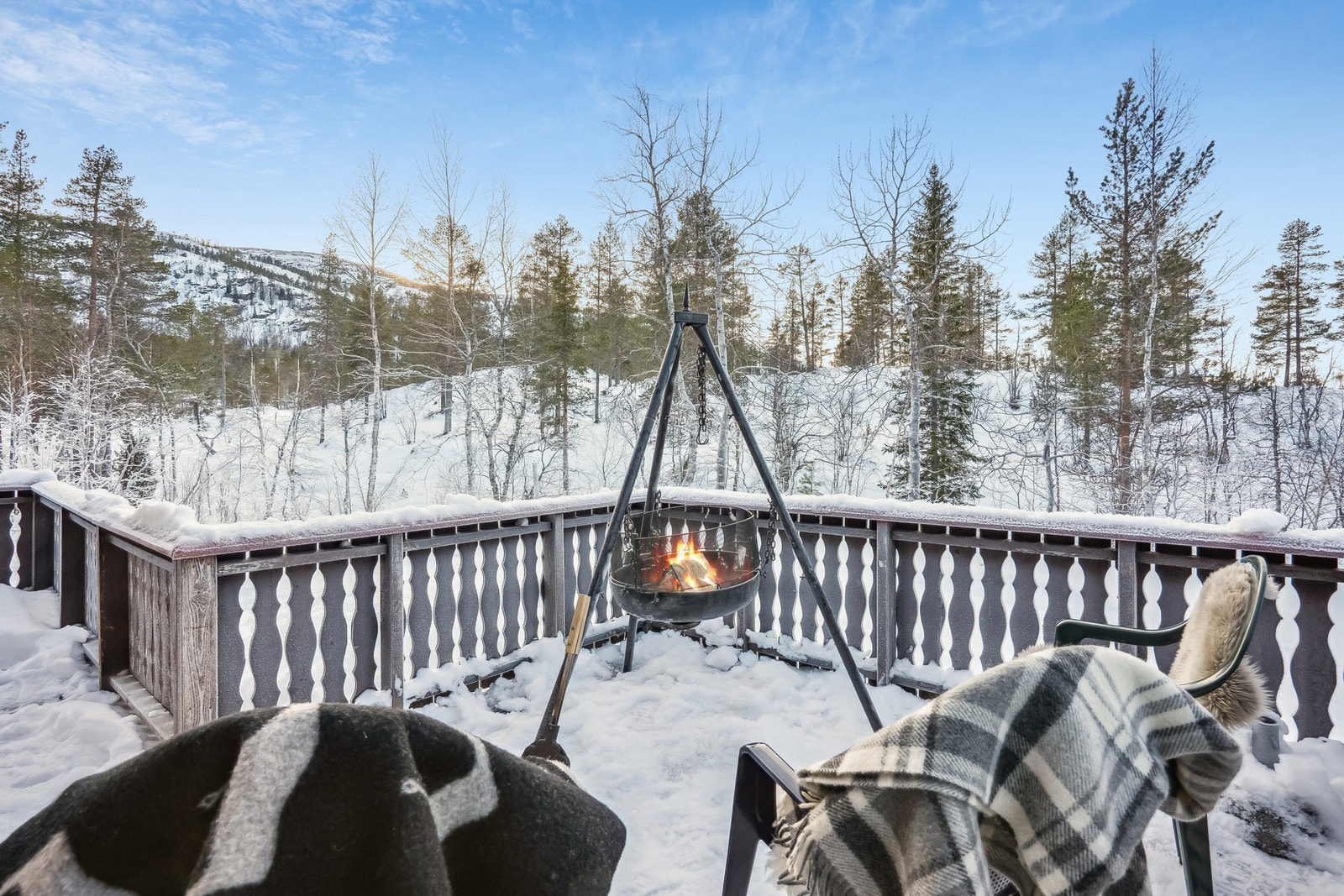 Svært romslig terrasse rundt hytta, totalt ca. 72 kvm. Galleribilde