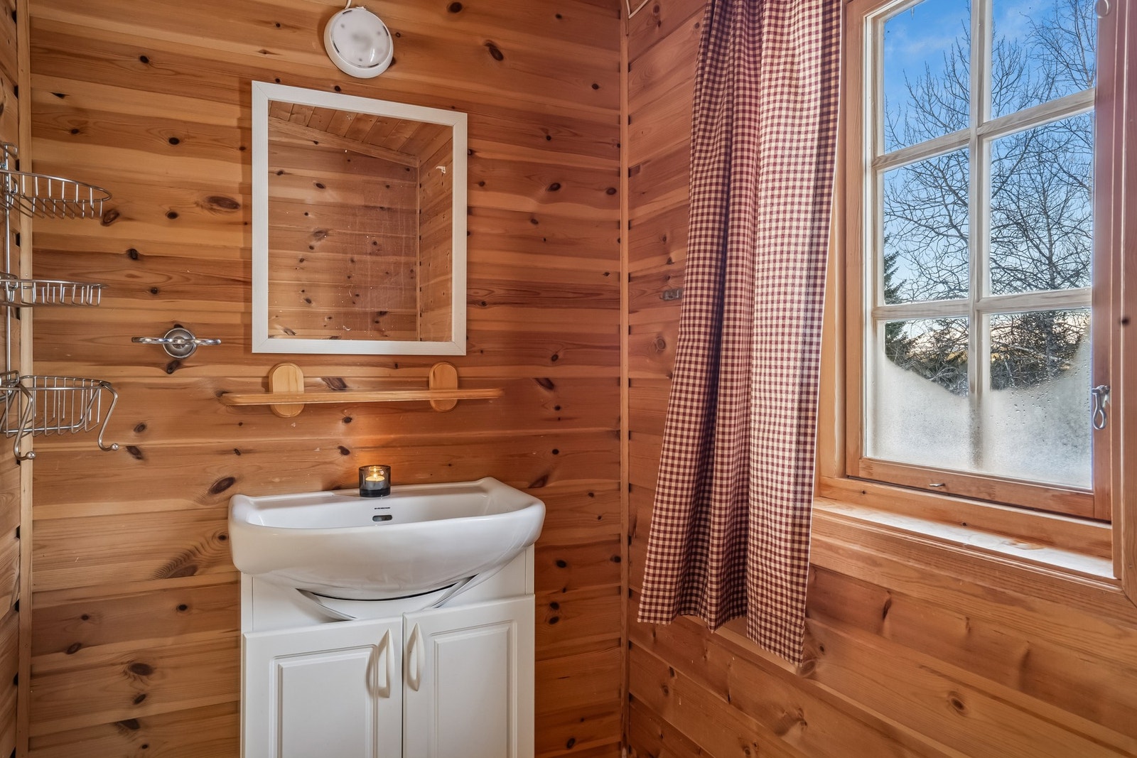 Separat toalett på rundt 3 kvm med enkel standard. Galleribilde