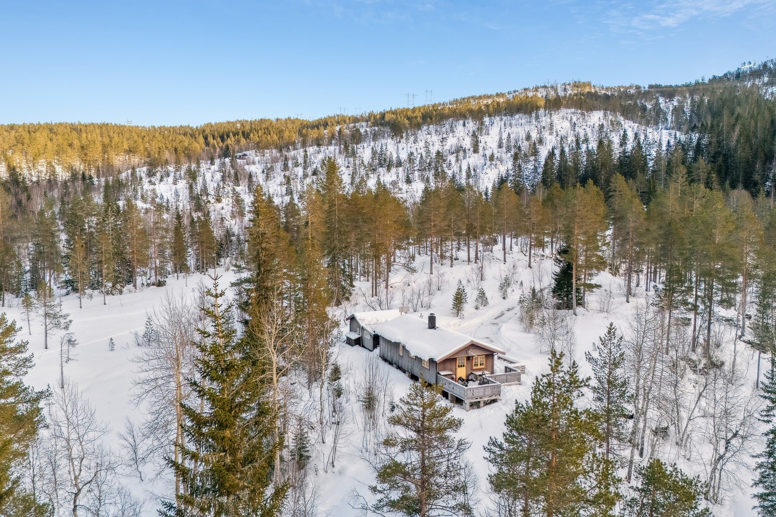 Privat og usjenert beliggenhet og adkomstvei helt frem. Galleribilde