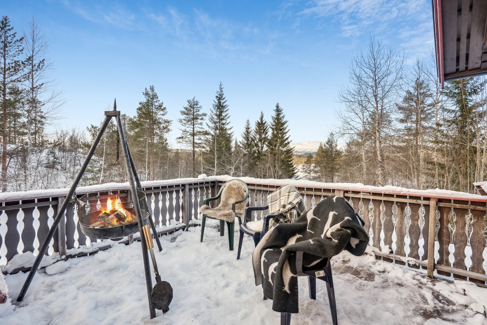 Skjermet uteområde med terrasse og bålpanne helt uten innsyn. Galleribilde
