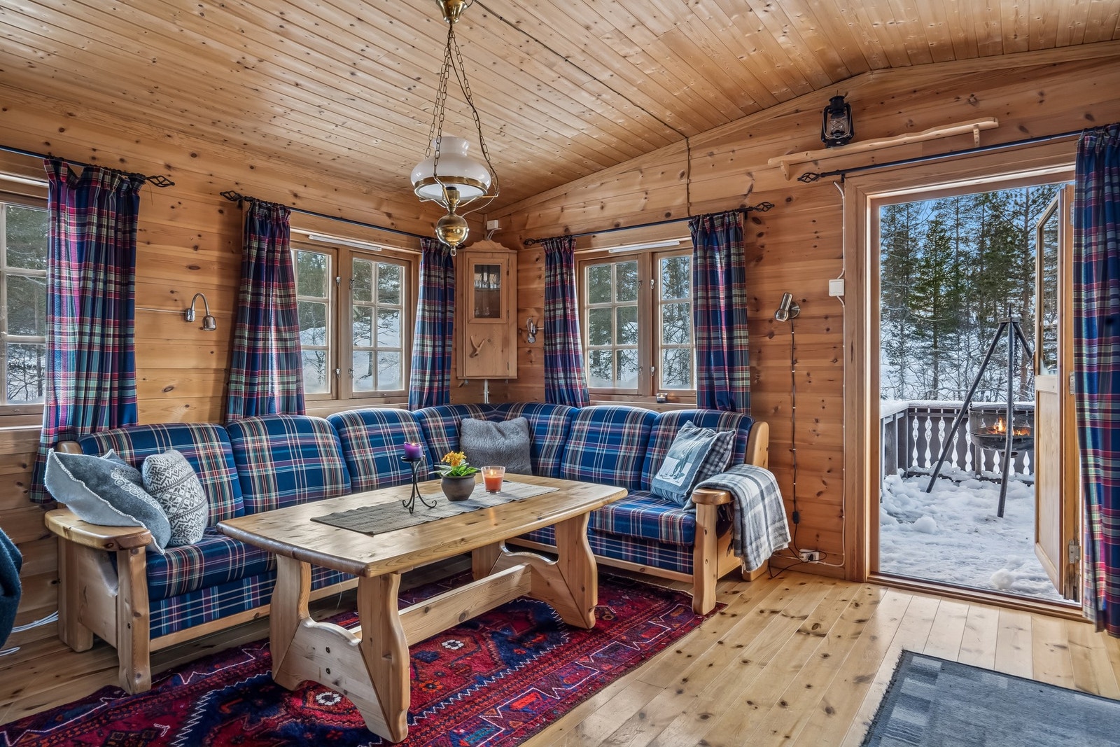 Stuen har flere vinduer som slipper inn rikelig med dagslys fra flere vinkler. Galleribilde