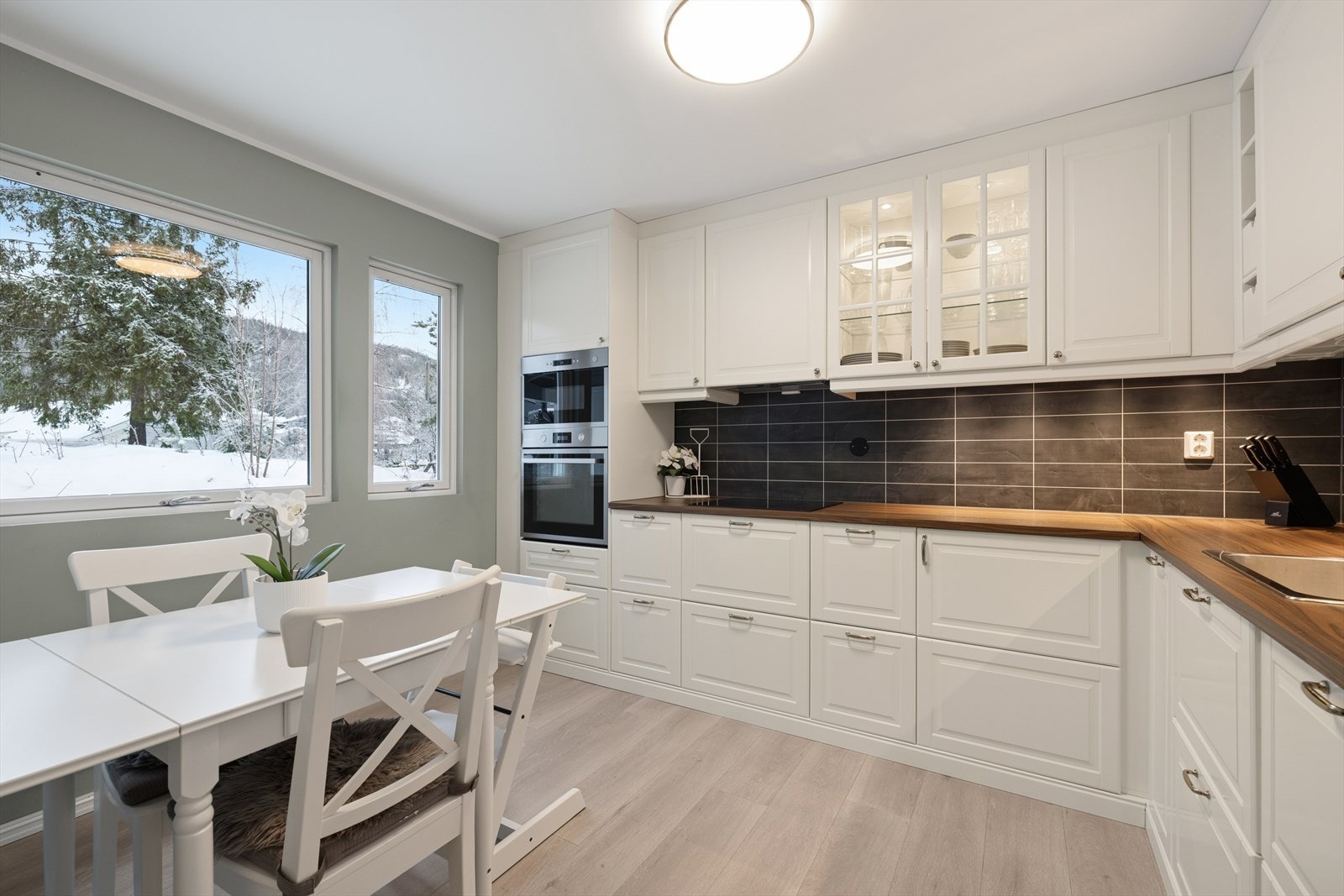 Lekkert ikea kjøkken montert inn i 2021. Fra kjøkkenet et det fin oversikt over inngangspartiet. Galleribilde