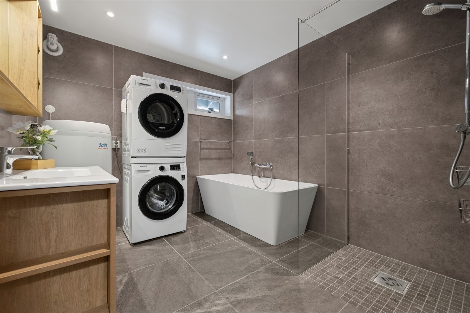 Lekkert bad som ble oppusset i 2019. Det er nedfelt servant, badekar, dusjvegger/hjørne og opplegg for vaskemaskin. Galleribilde