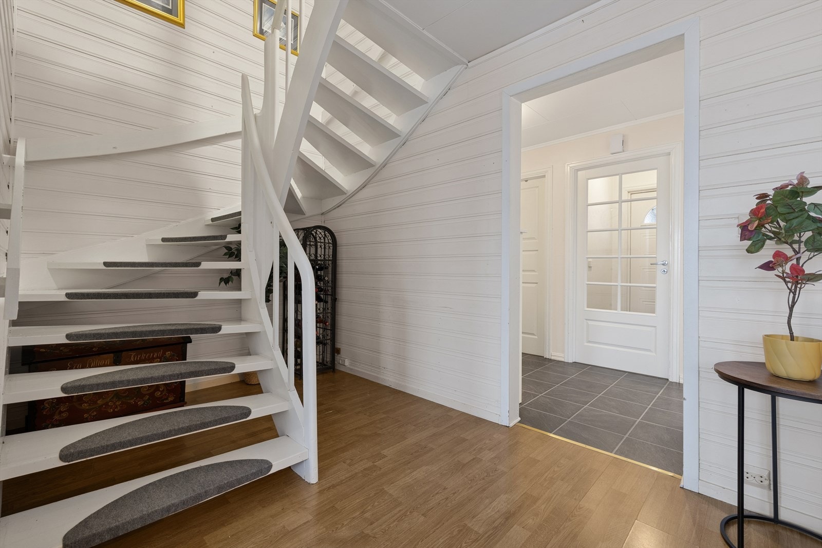 1.etajse inneholder vindfang, gang, kjøkken, stue og bod. Galleribilde