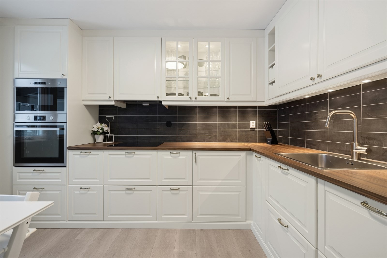 Det er foliert benkeplate, og det er en nedsenket oppvaskkum i stål og en induksjonstopp. Hvitevarer er integrerte og det er montert en stekeovn, en Micro, en oppvaskmaskin og et kjøleskap. Galleribilde