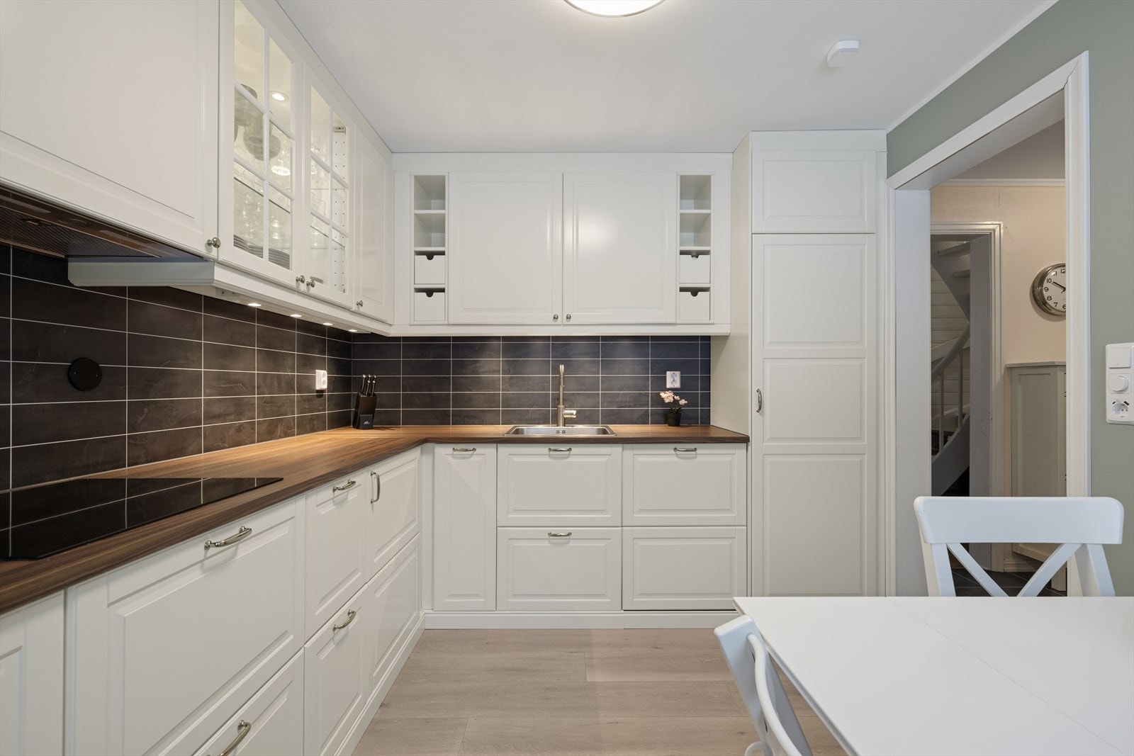 Det er kjøkkenventilator med avtrekk ut. Galleribilde