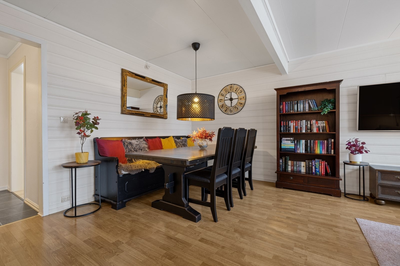 I stuen er det god plass til både sofa og spisebord. Galleribilde