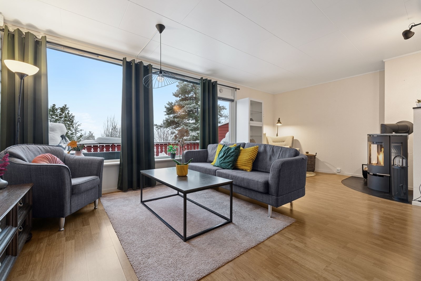 Lys og romslig stue med peisovn som gir god varme og hyggelig atmosfære. Galleribilde