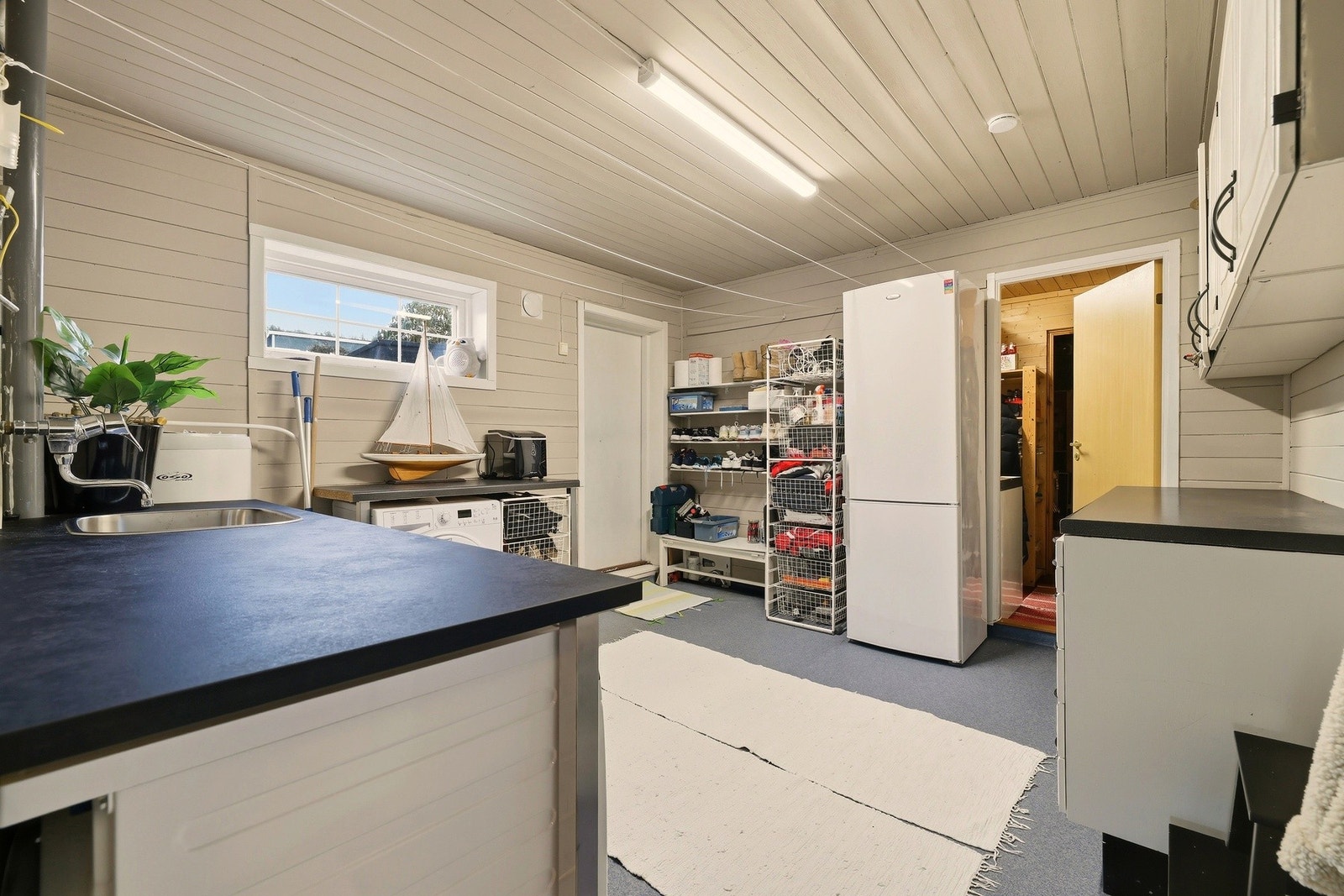 Det er utgangsdør fra vaskerommet, samt adkomst til 2 store inneboder. Galleribilde