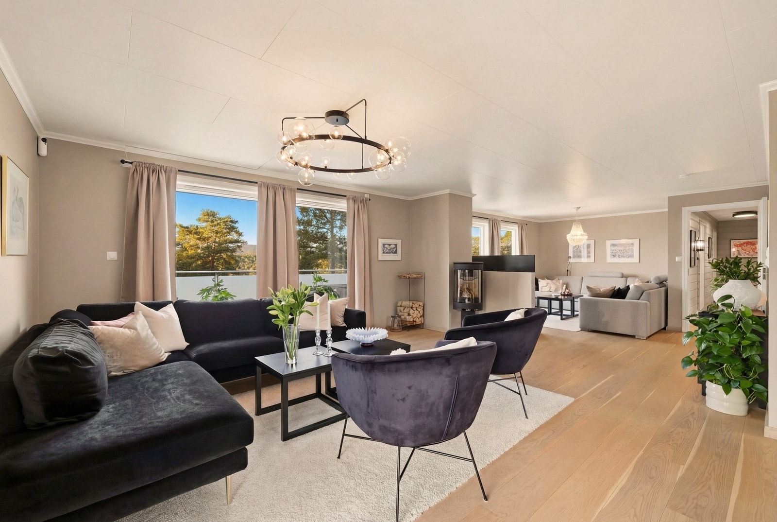 Stuen har sjenerøs størrelse med egen tv-avdeling og dagligstue med plass til sittegruppe. Galleribilde