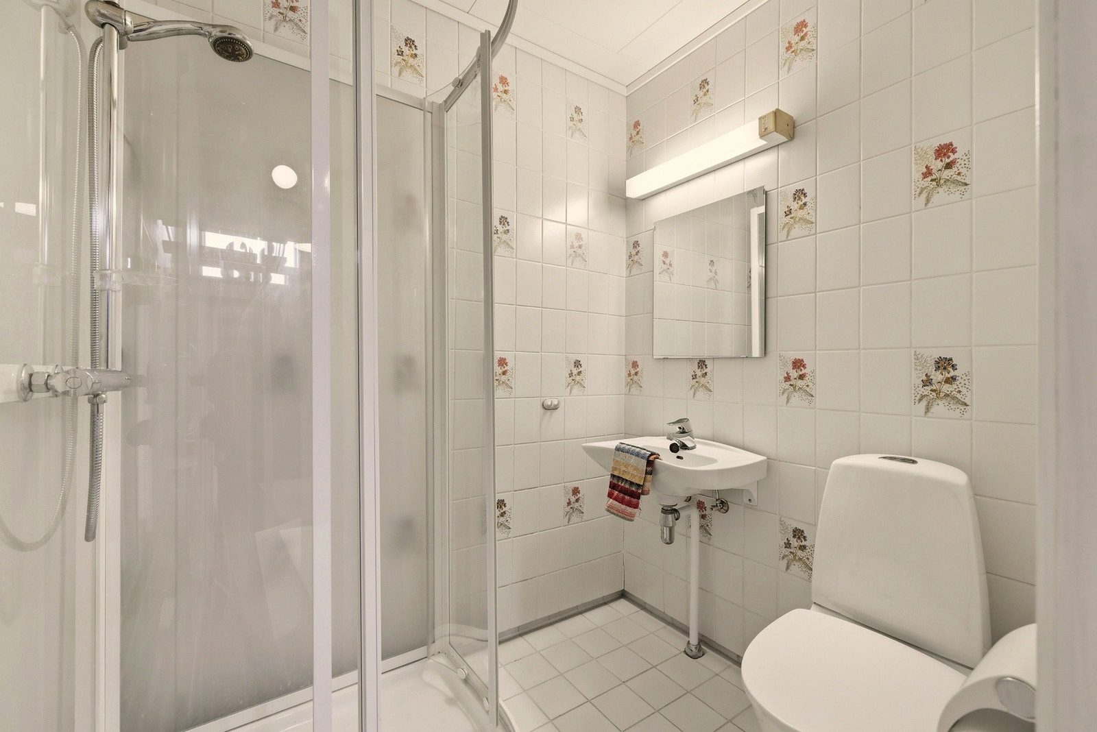 I underetasjen er det et originalt baderom, som trenger modernisering. Galleribilde