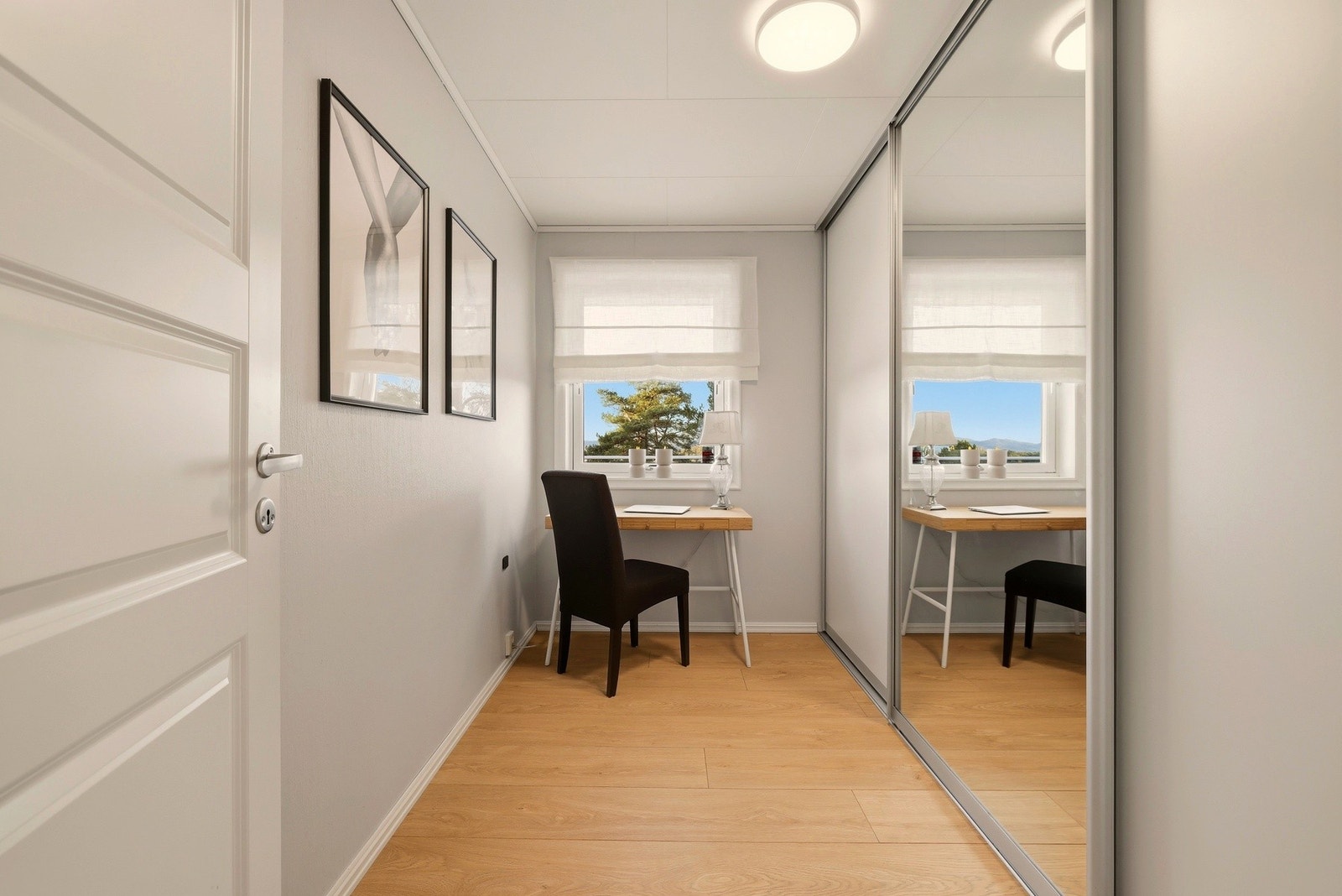 Dette rommet i 1. etasje er angitt som soverom på godkjente tegninger. Nåværende eier har imidlertid benyttet rommet til garderobe/hjemmekontor. Galleribilde