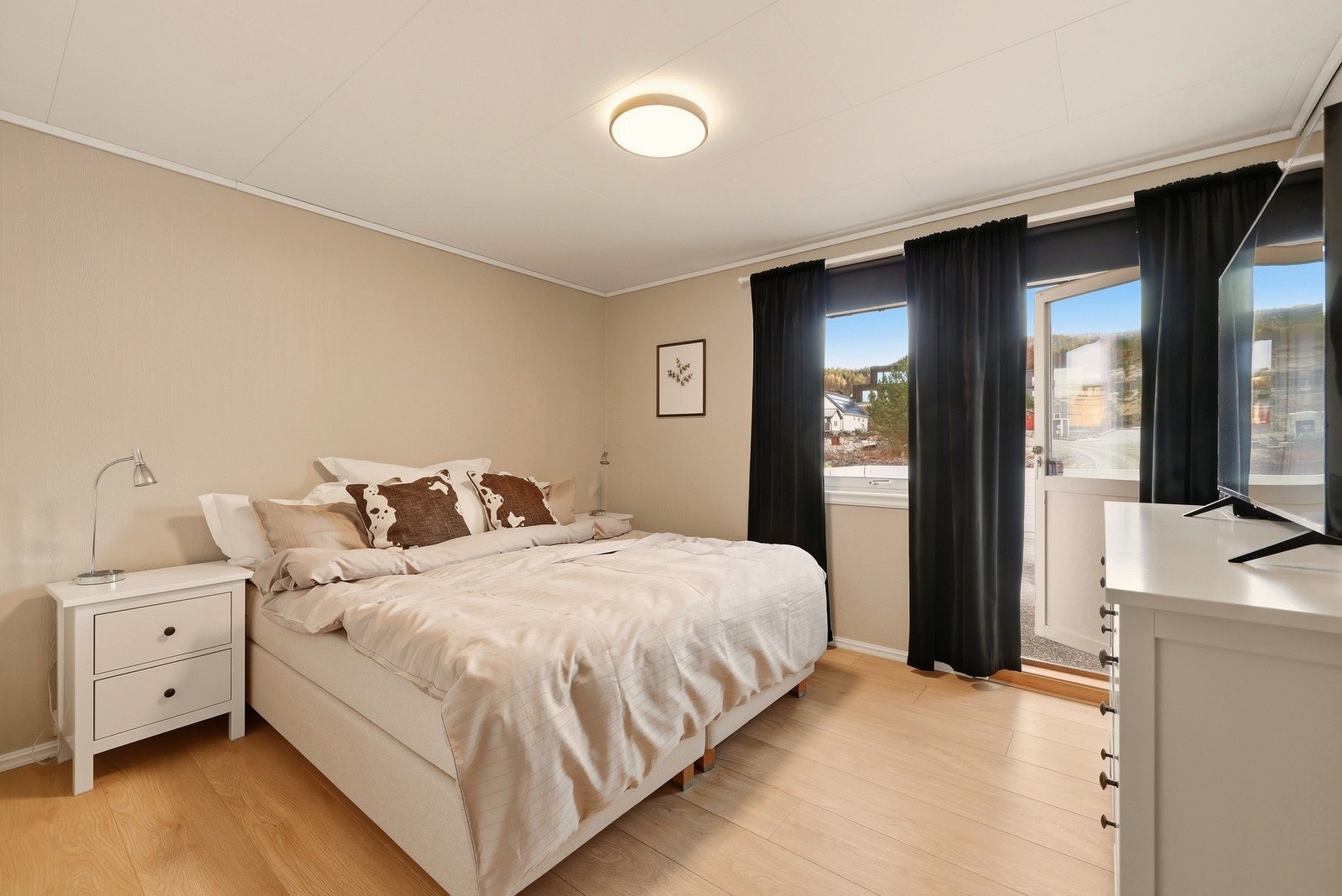 Fra hovedsoverommet har man direkte adkomst til en romslig terrasse. Galleribilde