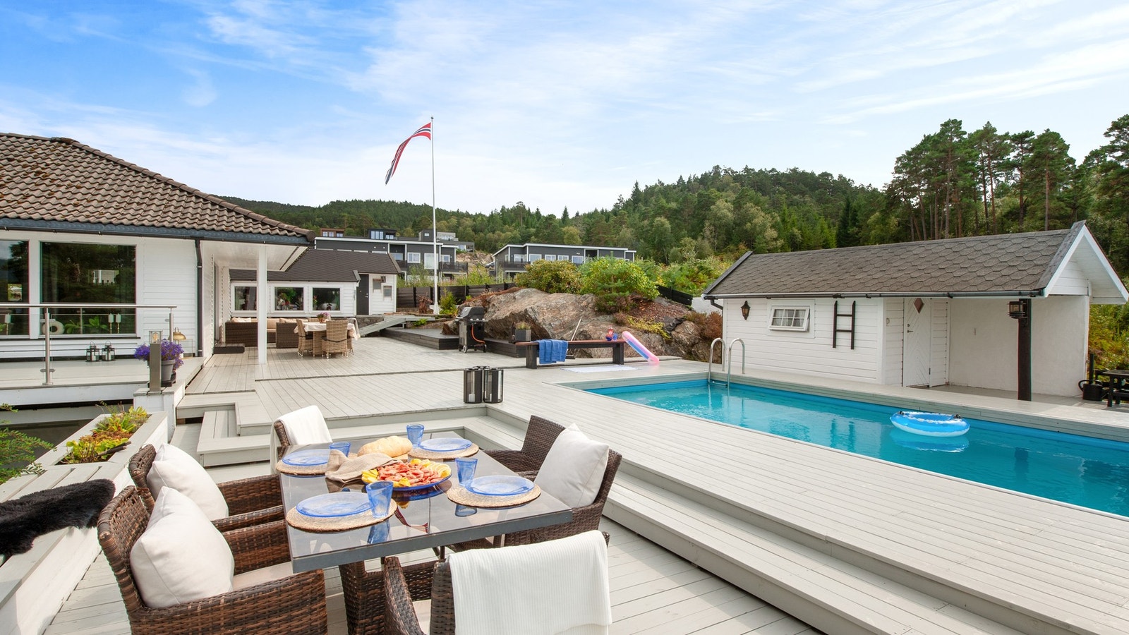 Den sjenerøse størrelsen gir god plass til utemøbler og grill. Galleribilde