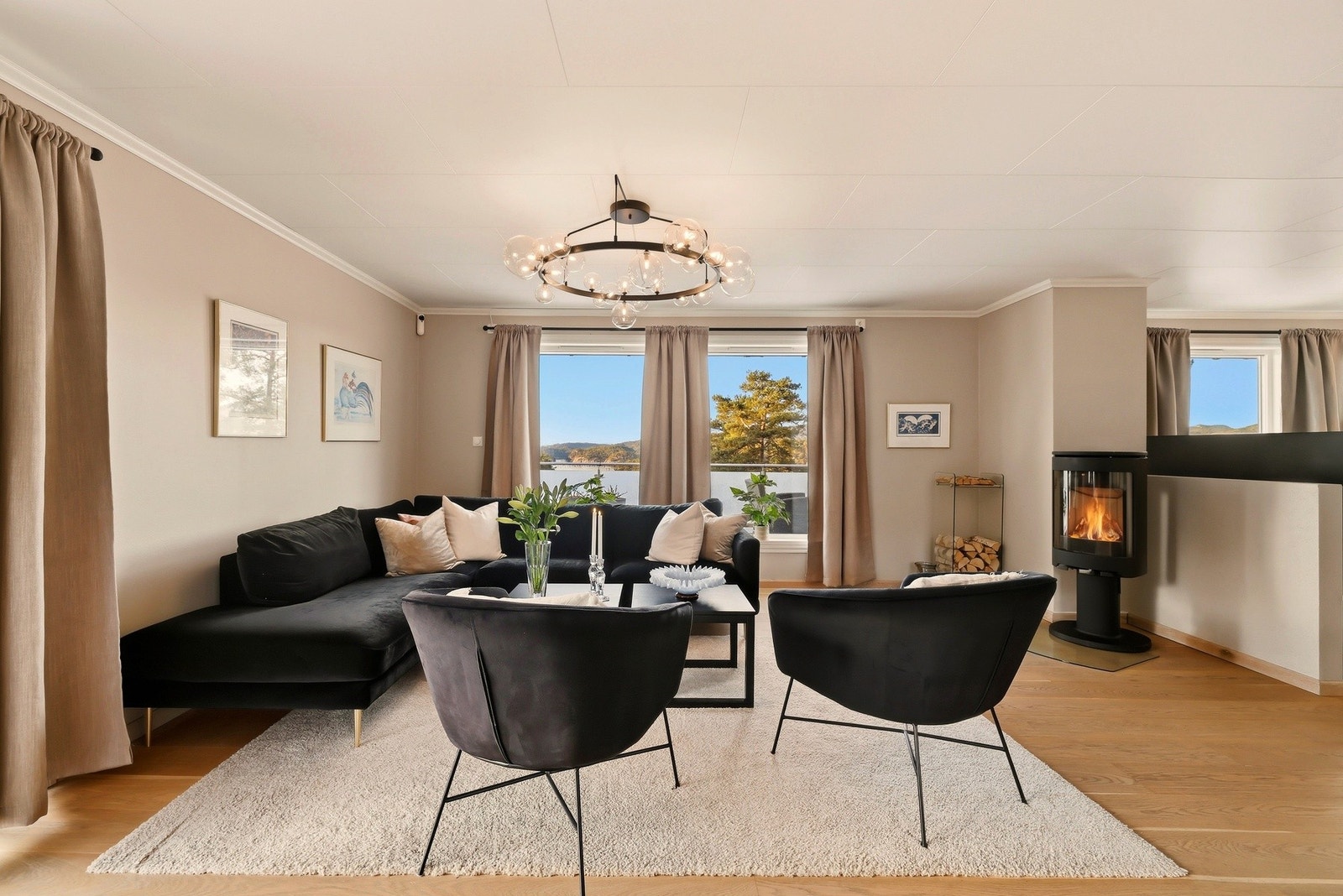 I stuen er det et rentbrennende ildsted, som gir god varmeeffekt på kalde høst- og vinterdager. Galleribilde