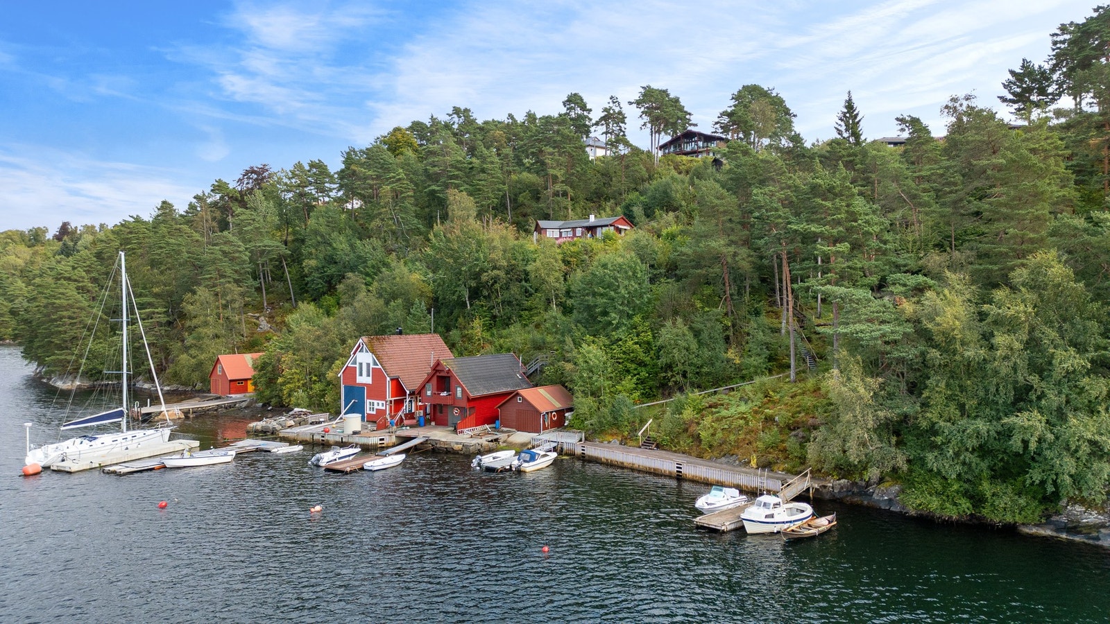 I kort gangavstand fra eiendommen foreligger tinglyst rett til båtfeste. Båtfestets nærmere plassering vil bli angitt av avgivende eiendom. Galleribilde