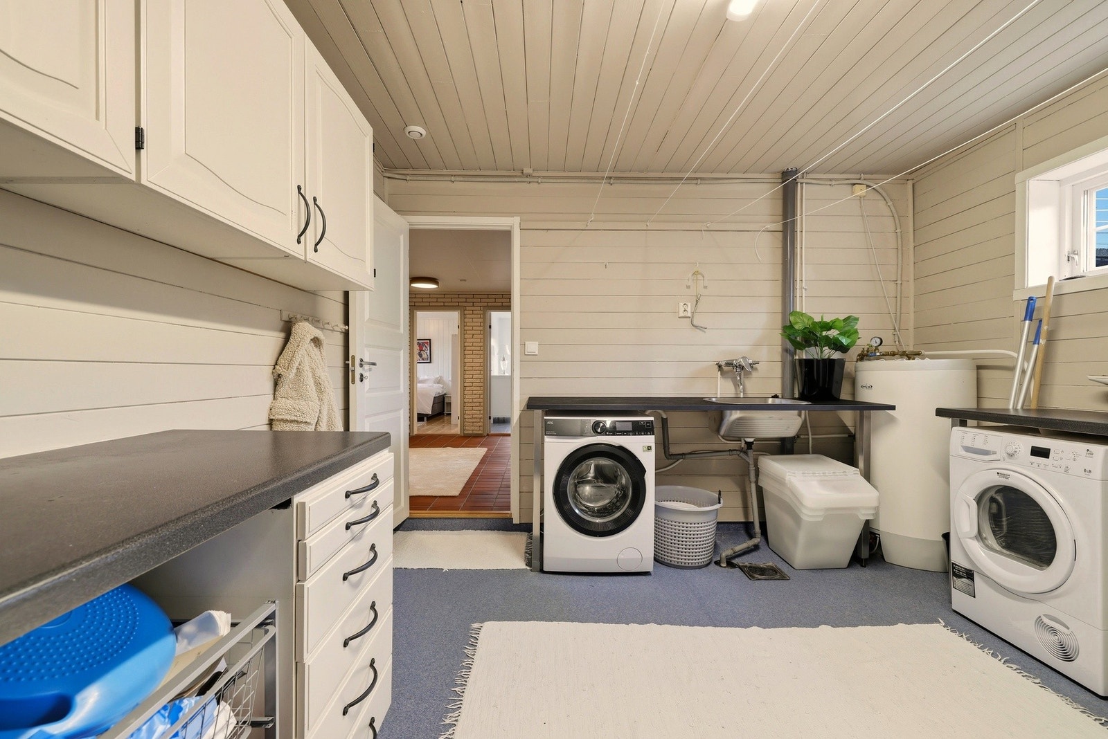 Separat og romslig vaskerom med praktisk innredning og opplegg for vaskemaskin og tørketrommel. Galleribilde