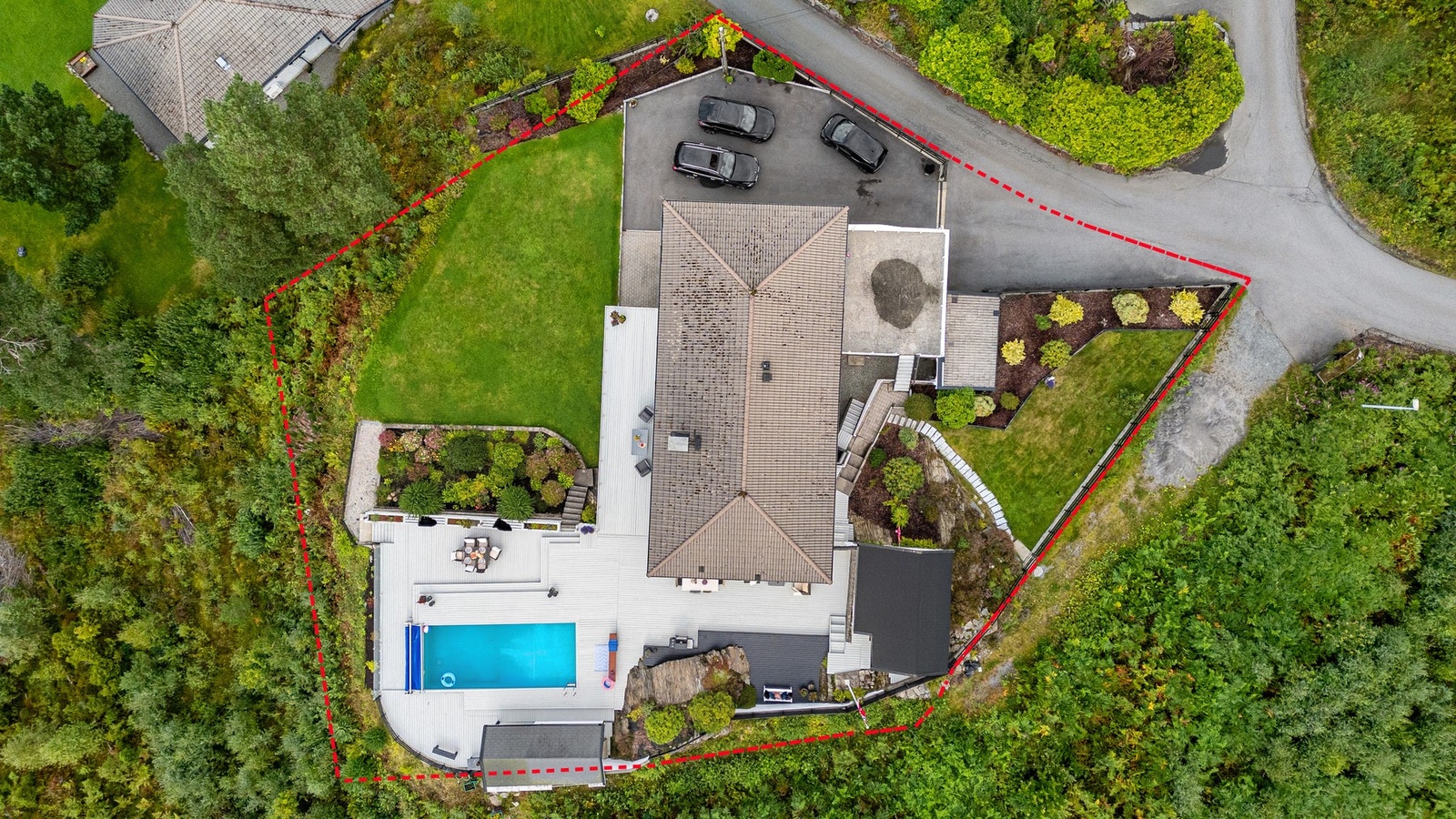 Tomten er pent opparbeidet og har et areal på 1.550 m². Bildet viser omtrentlige grenselinjer (det tas forbehold om avvik). Galleribilde