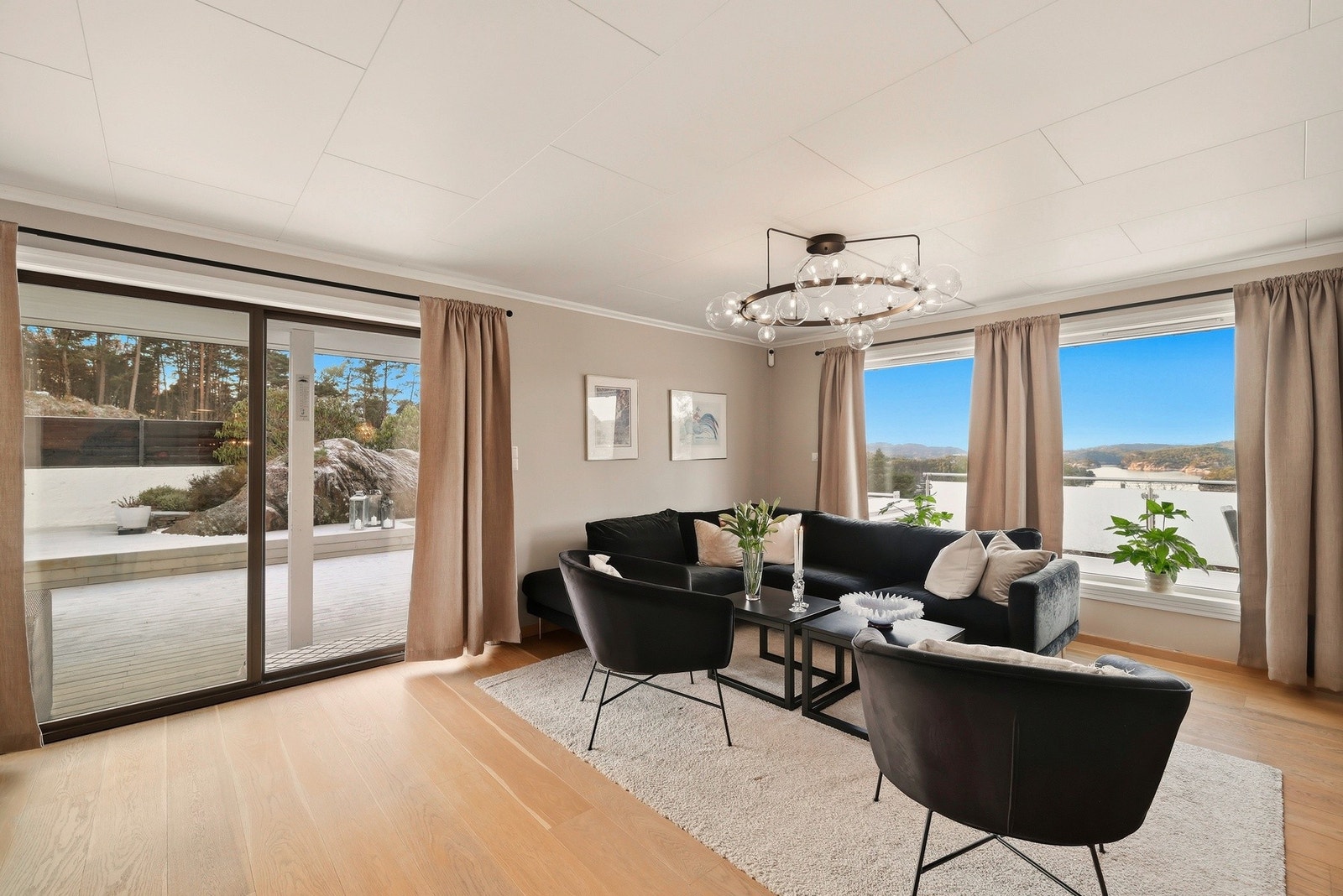 Fra stuen er det glasskyvedør til terrasse med tilhørende svømmebasseng. Galleribilde