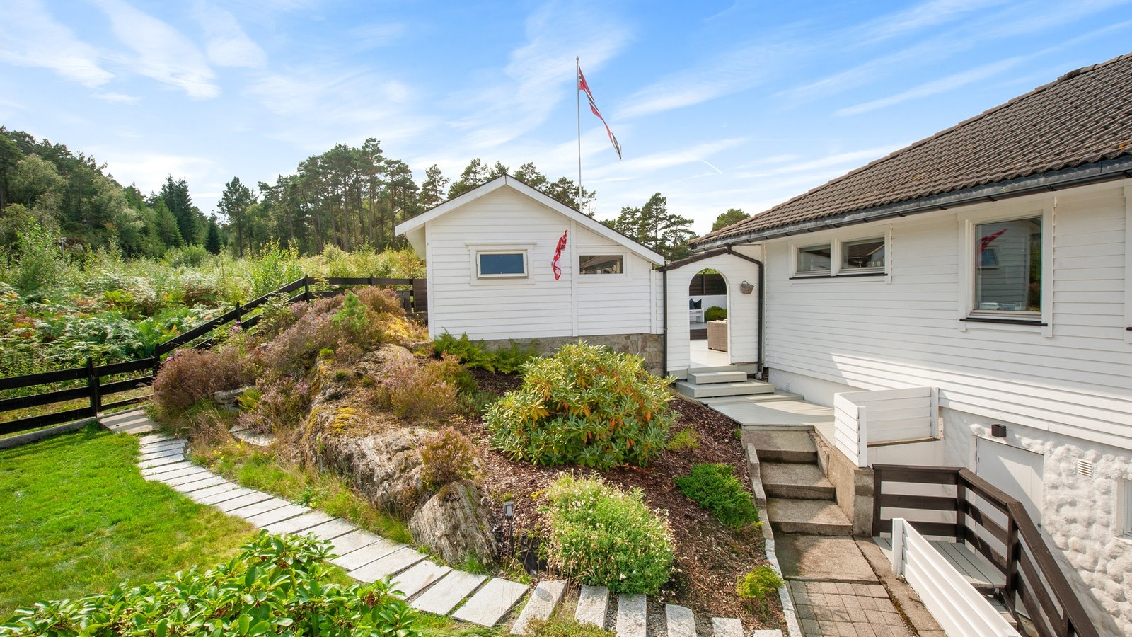 Huset har et samlet bruksareal på hele 314 m² (BRA). Utvendig fasade ble nymalt i 2025. Galleribilde